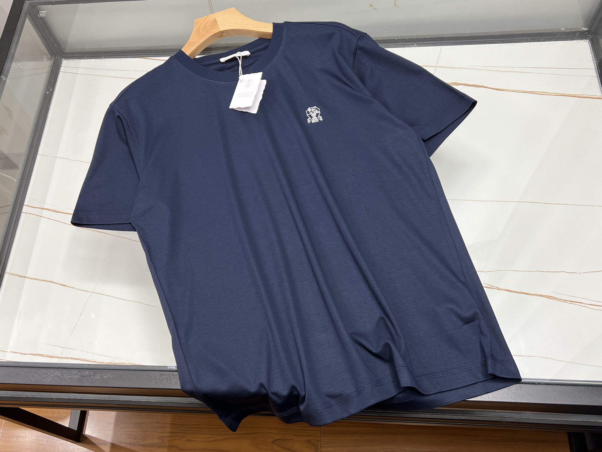 NO:870267,-26SS————The new favorite of summer fashion, mercerized fabric short sleeves. In the hot summer, a mercerized fabric short sleeve is definitely a must-have for the wardrobe. It has a unique luster and sparkles slightly in the sun, instantly enhancing the sophistication of the overall outfit and making you easily the focus of the crowd. The mercerized fabric feels silky and is cool and comfortable to wear next to the body, as if the breeze in summer is caressing the skin, which can effectively relieve the stuffiness. It has good breathability and can quickly discharge sweat, keeping the body dry at all times.  In terms of design, the simple short-sleeved style is versatile and fashionable. Whether it is worn with casual shorts for walking on the street or with suit pants for business occasions, it can be easily worn. The color choices are also rich and diverse, the classic black and white will never go out of style, and the fresh bright colors can show vitality. This summer, wear mercerized fabric short-sleeves and start a refreshing and fashionable journey!  Available now in four colors XS-XL, men's clothing, shorts, T-shirts, business suits,19860909-26SS———夏日时尚新宠丝光面料短袖 夏日炎炎,一件丝光面料短袖绝对是衣橱必备.它自带独特光泽,在阳光下微微闪烁,瞬间提升整体穿搭的精致感,让你轻松成为人群焦点. 丝光面料触感丝滑,贴身穿着凉爽舒适,仿佛夏日里的微风轻拂肌肤,能有效缓解闷热.其透气性佳,汗水能快速排出,时刻保持身体干爽. 设计上,简约短袖款式百搭又时尚,无论是搭配休闲短裤漫步街头,还是配上西装裤出席商务场合,都能轻松驾驭.颜色选择也丰富多样,经典的黑白永不过时,清新的亮色则能展现活力.这个夏天,穿上丝光面料短袖,开启清爽又时尚的旅程！ 现货发售四色XS-XL,男装,shorts,T-shirt,business suit,,Women's clothing