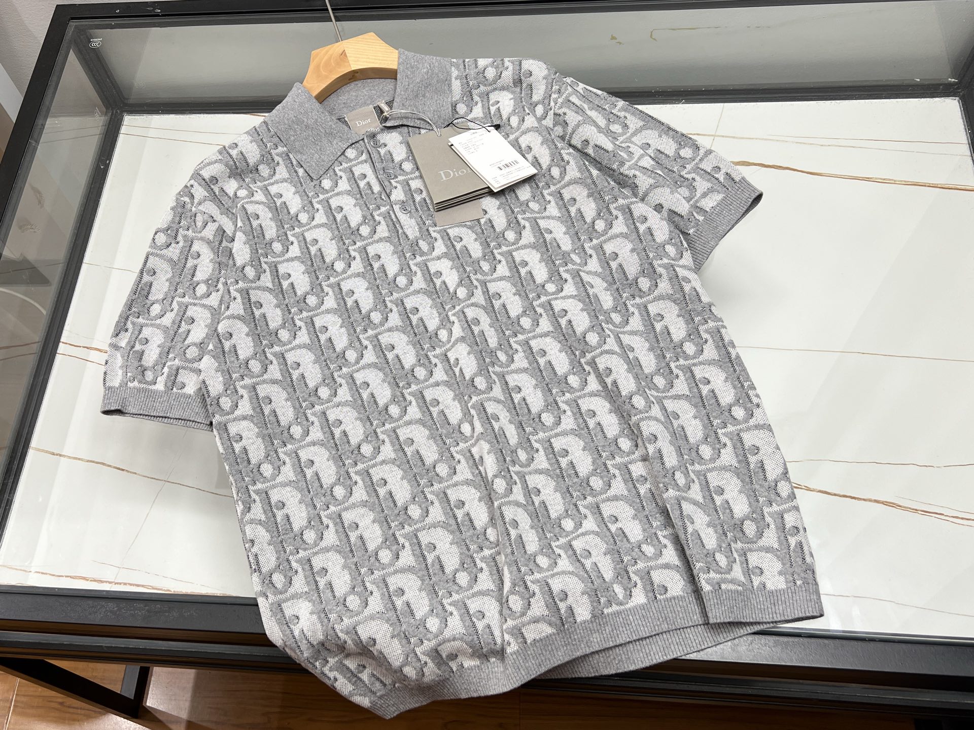 NO:870344,-26SS———A must-have for your summer wardrobe!  This loose and fashionable short-sleeve is crafted from pure cotton fabric, bringing you an unprecedented comfortable experience. The pure cotton material is breathable and sweat-absorbent, keeping your skin dry and non-sticky even in the hot summer. The loose tailoring design cleverly modifies the body shape, making it easy to control whether it is for leisure travel or daily wear, showing a casual and comfortable look.  Fashionable attitude. The short-sleeved style is simple and elegant. It can show your personal charm when paired with any bottoms. Whether it is the casualness of jeans or the softness of a skirt, it can be perfectly integrated. Choose this pure cotton short-sleeve to make your summer not only refreshing and comfortable, but also to add a touch of fashion and easily become the most eye-catching scenery on the street!  Ready for sale light gray S-XL, Dior-clothing, dior, skirts, jeans, T-shirt,19860909-26SS———夏日衣橱必备！这款宽松时尚短袖,以纯棉面料匠心打造,带来前所未有的舒适体验.纯棉材质透气吸汗,即使炎炎夏日也能保持肌肤干爽不黏腻.宽松剪裁设计,巧妙修饰身形,无论是休闲出游还是日常穿搭,都能轻松驾驭,展现随性自在的时尚态度.短袖款式简洁大方,搭配任意下装都能彰显个性魅力,无论是牛仔裤的随性,还是半身裙的柔美,都能完美融合.选择这款纯棉短袖,让你的夏天不仅清爽舒适,更添一抹时尚风采,轻松成为街头最亮眼的风景线！ 现货发售浅灰色S-XL,迪奥-服装,dior,skirts,jeans,T-shirt,,Women's clothing