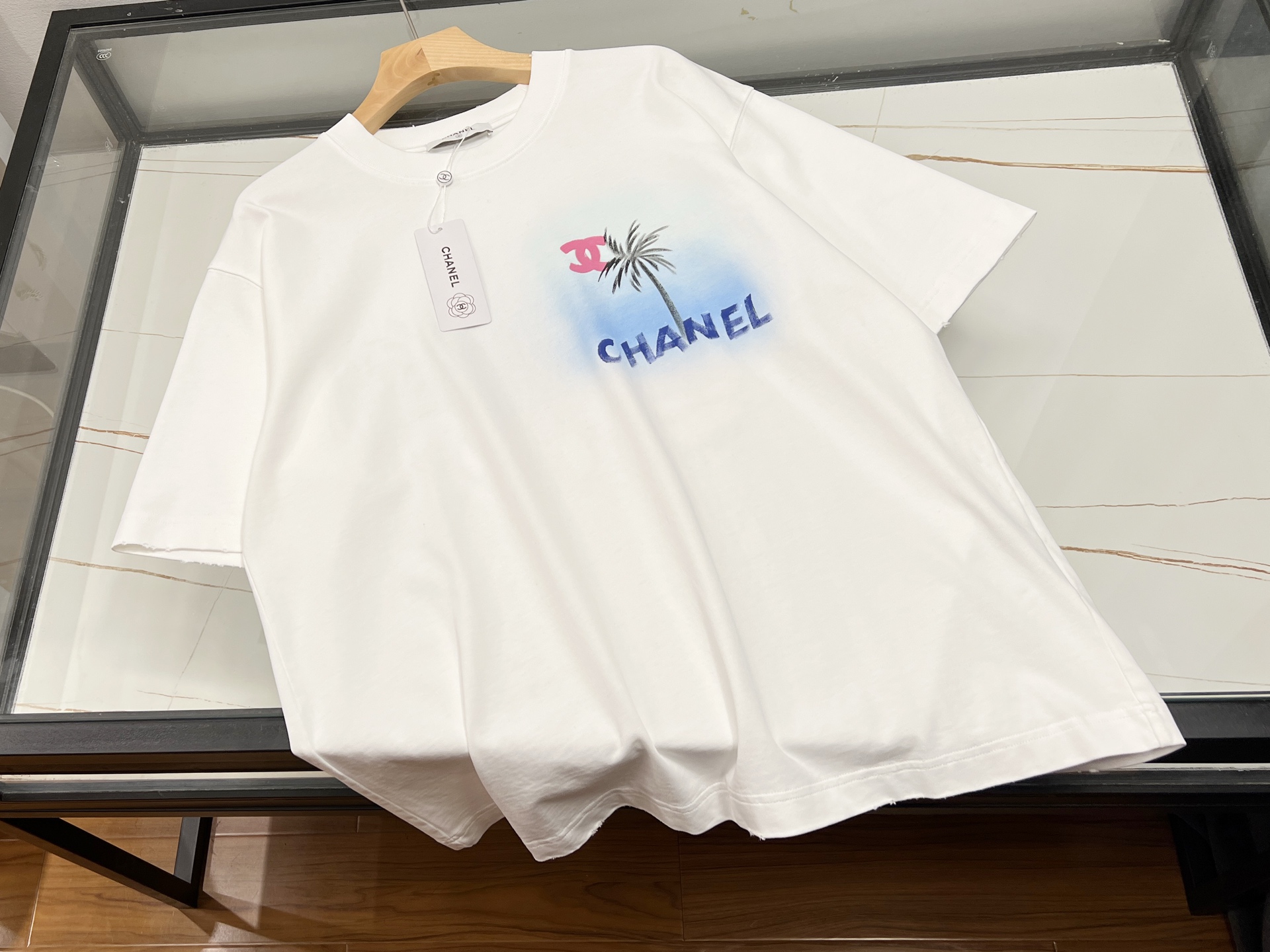 NO:870363,-26SS————CH's new favorite summer fashion mercerized fabric short sleeves. In the hot summer, a mercerized fabric short sleeve is definitely a must-have for your wardrobe. It has a unique luster and sparkles slightly in the sun, which instantly enhances the sophistication of the overall outfit and makes you easily the focus of the crowd. The mercerized fabric feels silky and is cool and comfortable to wear close to the body, as if the breeze in summer is caressing the skin, which can effectively relieve the stuffiness. It has good breathability and can quickly discharge sweat, keeping the body dry at all times.  In terms of design, the simple short-sleeved style is versatile and fashionable. Whether it is worn with casual shorts for walking on the street or with suit pants for business occasions, it can be easily worn. The color choices are also rich and diverse, the classic black and white will never go out of style, and the fresh bright colors can show vitality. This summer, wear mercerized fabric short-sleeves and start a refreshing and fashionable journey!  Ready for sale CH two-color XS-XL, Chanel-clothing, chanel, shorts, T-shirt, business suit,19860909-26SS———CH夏日时尚新宠丝光面料短袖 夏日炎炎,一件丝光面料短袖绝对是衣橱必备.它自带独特光泽,在阳光下微微闪烁,瞬间提升整体穿搭的精致感,让你轻松成为人群焦点. 丝光面料触感丝滑,贴身穿着凉爽舒适,仿佛夏日里的微风轻拂肌肤,能有效缓解闷热.其透气性佳,汗水能快速排出,时刻保持身体干爽. 设计上,简约短袖款式百搭又时尚,无论是搭配休闲短裤漫步街头,还是配上西装裤出席商务场合,都能轻松驾驭.颜色选择也丰富多样,经典的黑白永不过时,清新的亮色则能展现活力.这个夏天,穿上丝光面料短袖,开启清爽又时尚的旅程！ 现货发售CH二色XS-XL,香奈儿-服装,chanel,shorts,T-shirt,business suit,,Women's clothing