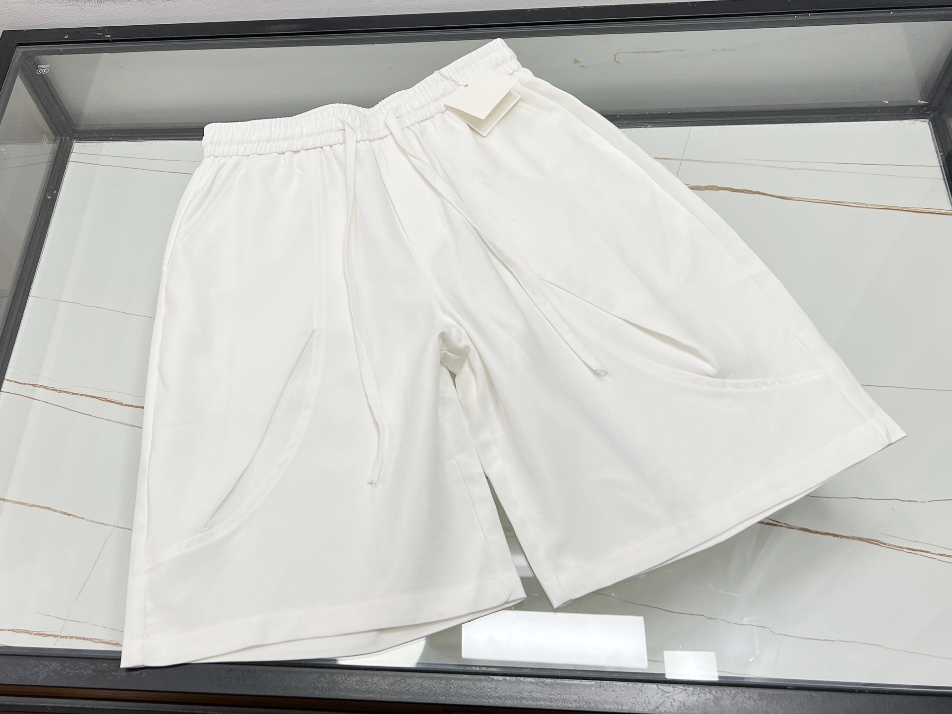 NO:870302,-26SS————H fashionable and casual lettered mid-pants, unlocking new summer fashion. These fashionable and casual lettered mid-pants are a must-have trendy item in the summer wardrobe!  Selected high-quality fabrics are soft to the skin and have excellent breathability, allowing you to stay dry and comfortable even in the hot summer. The unique design is one of its highlights. The pants are cleverly integrated with trendy lettering elements, either simple and elegant, or bold and individual, adding a sense of fashion and recognition to the overall look. The loose fit does not restrict your body shape, allowing you to move freely without any sense of restraint, whether it is sports, traveling or daily shopping.  It is also very worry-free to match. Pair it with a simple T-shirt and sneakers to easily create a casual style; put on a shirt and small leather shoes, and it can instantly become a fashionable commuting outfit. This summer, with these letter pants, you can easily become the focus of the street and lead the fashion trend!  Three colors in stock XS-S-M-L, Hermes-clothing, hermes, sneakers, shirts, tees, t-shirt,19860909-26SS———H时尚休闲字母潮款中裤,解锁夏日新风尚 这款时尚休闲字母中裤,是夏日衣橱的必备潮品！精选优质面料,触感柔软亲肤,透气性绝佳,即使炎炎夏日也能保持干爽舒适. 独特的设计是它的一大亮点,裤身巧妙融入潮流字母元素,或简约大气,或个性张扬,为整体造型增添了时尚感与辨识度.宽松的版型不挑身材,无论是运动、出游还是日常逛街,都能让你活动自如,毫无束缚感. 搭配上也十分省心,配上一件简约T恤和运动鞋,轻松打造休闲随性风；换上衬衫和小皮鞋,又能秒变时尚通勤装.这个夏天,有这条字母中裤相伴,让你轻松成为街头焦点,引领时尚潮流！ 现货三色XS-S-M-L,爱马仕-服装,hermes,sneakers,shirts,tees，t-shirt,,Women's clothing