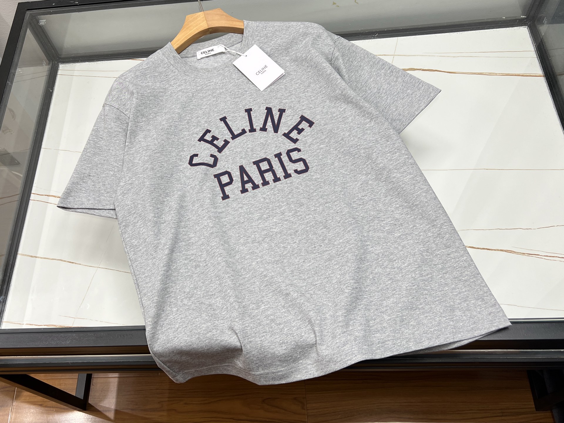 NO:870239,-26SS————Embossed letter short sleeves, unlock a new fashion code. This embossed letter casual short sleeve fashion treasure item!  The letter pattern created by the unique embossing process is full of three-dimensionality, as if telling the trend attitude, injecting soul into the simple short sleeves, and instantly getting rid of mediocrity. The fabric is soft against the skin, has good breathability, and is refreshing and not stuffy to wear in summer. The loose version is comfortable and casual, and does not care about your body shape. Whether you are a tall and handsome man or a pretty girl, you can easily control it.  It is also a great tool for matching, it can be casual and casual with jeans, full of energy with sports pants, and cute with short skirts. Whether it is daily outings, friends gatherings, or sports and fitness, it can make you the focus of the crowd and easily show your unique fashion taste. Get one now to start your fashion journey!  Ready for sale in two colors XS-L, Celine-clothing, celine, skirts, jeans, T-shirt,19860909-26SS———压花字母短袖,解锁时尚新密码 这款压花字母休闲短袖时尚宝藏单品！独特压花工艺打造的字母图案,立体感十足,仿佛在诉说着潮流态度,为简约短袖注入灵魂,瞬间摆脱平庸. 面料亲肤柔软,透气性佳,夏日穿着清爽不闷热.宽松版型自在随性,不挑身材,无论你是高挑型男还是娇俏女生,都能轻松驾驭. 它还是搭配神器,配牛仔裤休闲随性,搭运动裤活力满满,配短裙俏皮可爱.无论是日常出街、朋友聚会,还是运动健身,它都能让你成为人群焦点,轻松展现独特时尚品味,快入手一件开启你的时尚之旅！ 现货发售二色XS-L,赛琳-服装,celine,skirts,jeans,T-shirt,,Women's clothing