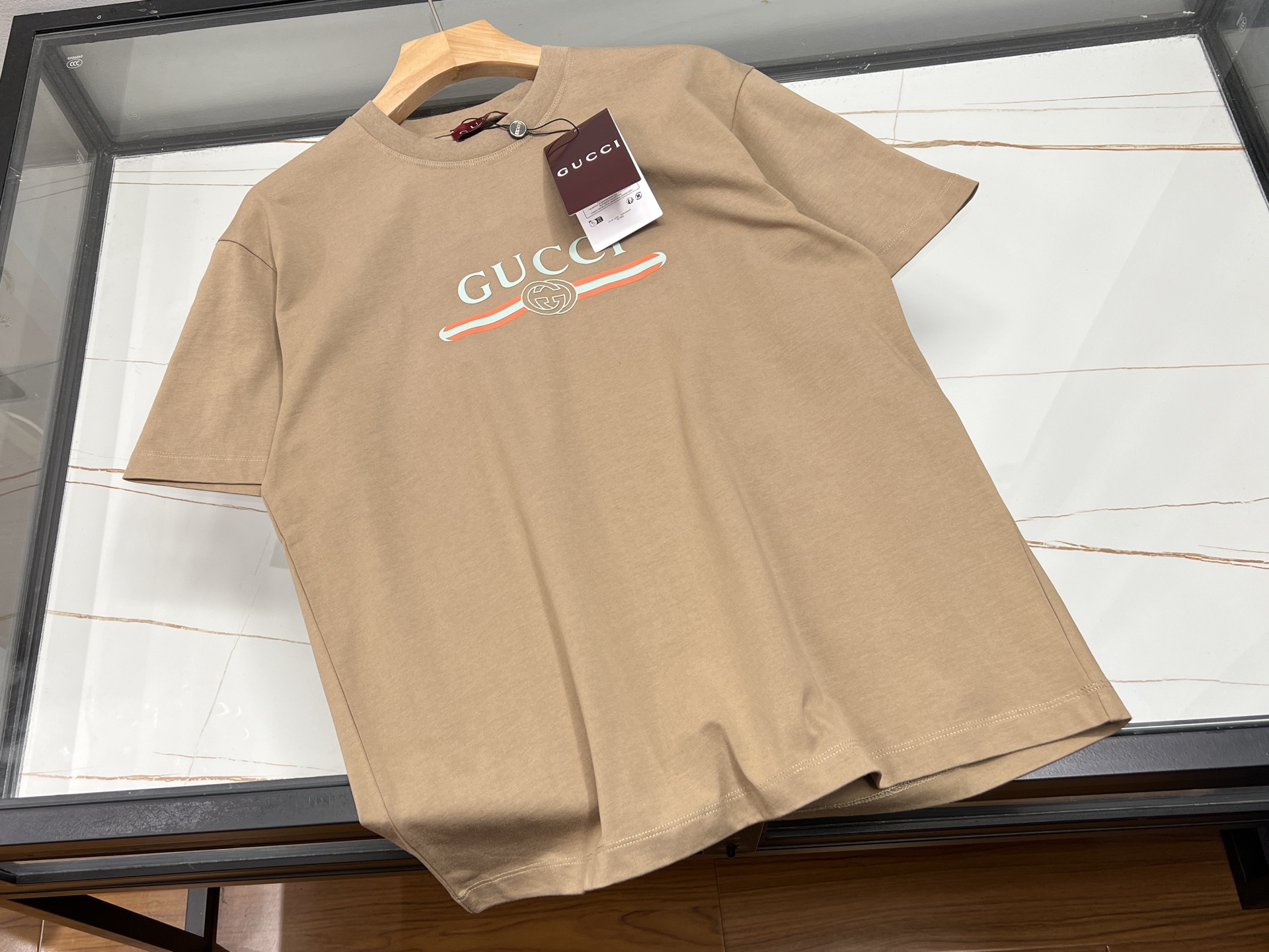 NO:870025,-26SS——- Letter embossed letter short sleeves, unlock a new fashion code. This embossed letter casual short sleeve fashion treasure item!  The letter pattern created by the unique embossing process is full of three-dimensionality, as if telling the trend attitude, injecting soul into the simple short sleeves, and instantly getting rid of mediocrity. The fabric is soft against the skin, has good breathability, and is refreshing and not stuffy to wear in summer. The loose version is comfortable and casual, and does not care about your body shape. Whether you are a tall and handsome man or a pretty girl, you can easily control it.  It is also a great tool for matching, it can be casual and casual with jeans, full of energy with sports pants, and cute with short skirts. Whether it is daily outings, friends gatherings, or sports and fitness, it can make you the focus of the crowd and easily show your unique fashion taste. Get one now to start your fashion journey!  Ready for sale in three colors XS-L, Gucci-clothing, gucci, skirts, jeans, T-shirt,19860909-26SS———字母压花字母短袖,解锁时尚新密码 这款压花字母休闲短袖时尚宝藏单品！独特压花工艺打造的字母图案,立体感十足,仿佛在诉说着潮流态度,为简约短袖注入灵魂,瞬间摆脱平庸. 面料亲肤柔软,透气性佳,夏日穿着清爽不闷热.宽松版型自在随性,不挑身材,无论你是高挑型男还是娇俏女生,都能轻松驾驭. 它还是搭配神器,配牛仔裤休闲随性,搭运动裤活力满满,配短裙俏皮可爱.无论是日常出街、朋友聚会,还是运动健身,它都能让你成为人群焦点,轻松展现独特时尚品味,快入手一件开启你的时尚之旅！ 现货发售三色XS-L,古驰-服装,gucci,skirts,jeans,T-shirt,,Women's clothing