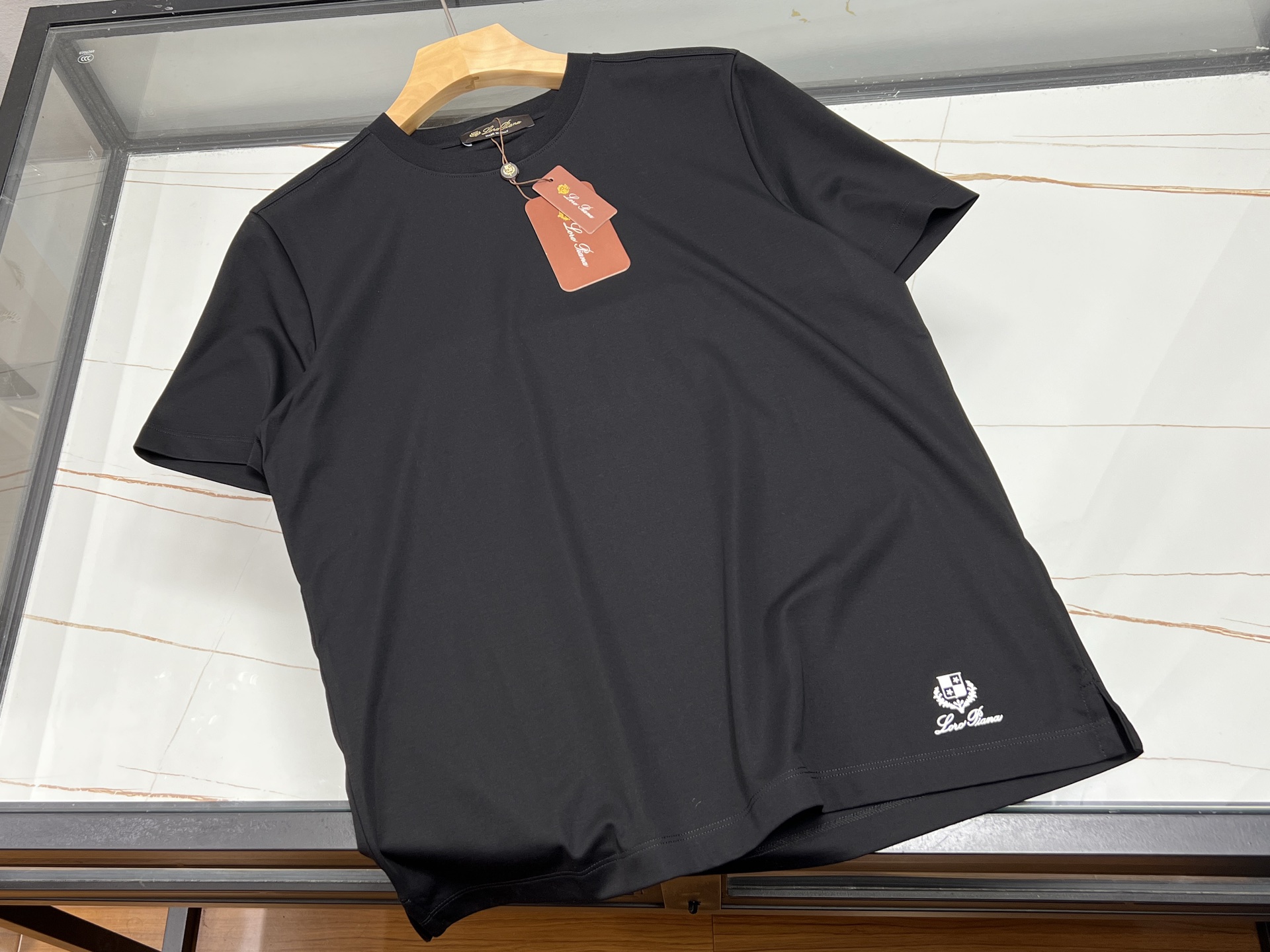 NO:870261,-26SS————LP chest micro-label short-sleeved shirt is the perfect fusion of leisure, speed and fashion. This short-sleeved shirt is definitely a must-have item for fashionistas!  The delicate micro-label pattern on the chest is simple yet individual, instantly adding highlights to the overall look and highlighting your unique taste. It focuses on casual style, with a loose fit without any sense of restraint, making it comfortable and casual. The fabric is breathable and skin-friendly, making it refreshing and not stuffy to wear in summer, keeping you comfortable at all times.  The design elements with a sense of speed are integrated into it, and the lines are smooth and neat, as if it has a sense of speed. Whether it is paired with jeans to show a casual and free style, or with sports pants to create a dynamic and sporty style, it can be easily controlled. Wear it and walk on the street, you will be the focus of fashion, the perfect combination of leisure and speed fashion!  Available now in 7 colors M-XXXL, men's clothing, loro piana, jeans, T-shirt,19860909-26SS———LP胸前微标图案短袖休闲速度时尚的完美融合 这款短袖绝对是时尚达人的必备单品！胸前精致的微标图案,简约却不失个性,瞬间为整体造型增添亮点,彰显独特品味. 它主打休闲风格,宽松版型穿着毫无束缚感,自在又随性.面料透气亲肤,夏日穿着清爽不闷热,让你时刻保持舒适. 速度感的设计元素融入其中,线条流畅利落,仿佛自带风驰电掣的动感.无论是搭配牛仔裤展现随性洒脱,还是配运动裤打造活力运动风,都能轻松驾驭.穿上它,走在街头,你就是时尚焦点,休闲与速度时尚完美结合！ 现货发售7色M-XXXL,男装,loro piana,jeans,T-shirt,,Women's clothing