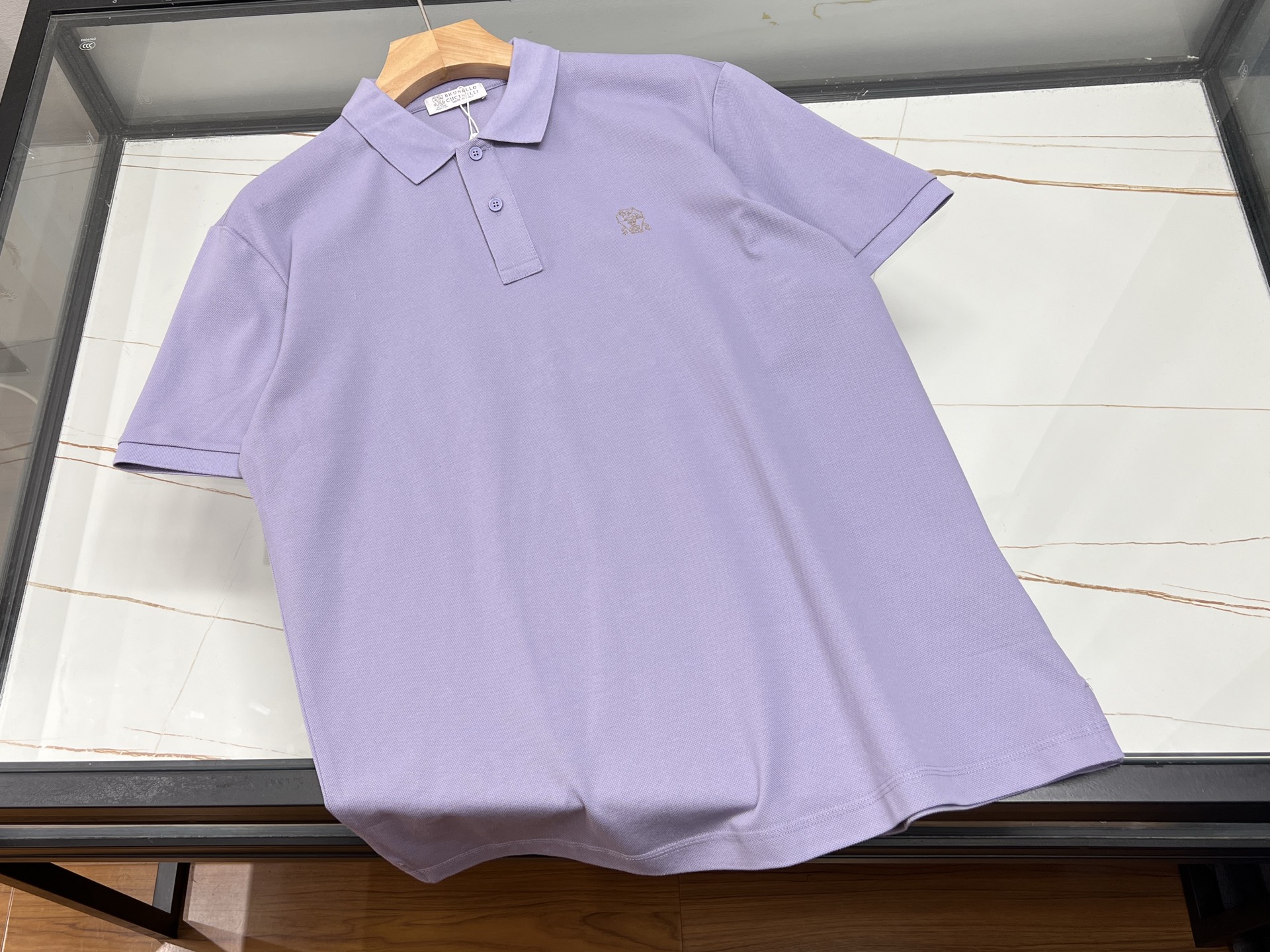 NO:870176,-26SS——Zhudi, the new favorite of summer fashion, casual lapel short sleeves. How can summer be without a refreshing and fashionable short sleeve?  Zhudi's fashionable and casual lapel short-sleeve is definitely a great tool for this summer. The classic lapel design is neat and energetic, cleverly modifying the neck line, adding a sophisticated temperament to the overall look. The short-sleeved style meets the needs of summer, allowing the skin to breathe freely, saying goodbye to the sultry constraints.  The fabric is made of skin-friendly and breathable material, which is soft to the touch and has perfect upper body comfort. The simple yet elegant style can be easily worn whether worn with casual pants for walking on the street or shorts for enjoying vacation time. It shows a casual and comfortable fashion attitude, allowing you to become the focus of the street in the hot summer. Available now in purple XS-XL, men's clothing, shorts, T-shirt,19860909-26SS——夏日时尚新宠珠迪休闲翻领短袖 夏天怎能少得了一件清爽又时尚的短袖？珠迪这款时尚休闲翻领短袖,绝对是今夏的穿搭利器. 经典的翻领设计,利落又精神,巧妙修饰颈部线条,为整体造型增添一份干练气质.短袖款式贴合夏日需求,让肌肤自在呼吸,告别闷热束缚. 面料选用亲肤透气的材质,触感柔软,上身舒适度满分.简约而不失大气的款式,无论是搭配休闲裤漫步街头,还是配短裤享受度假时光,都能轻松驾驭,尽显随性自在的时尚态度,让你在炎炎夏日也能成为街头焦点. 现货发售紫色XS-XL,男装,shorts,T-shirt,,Women's clothing