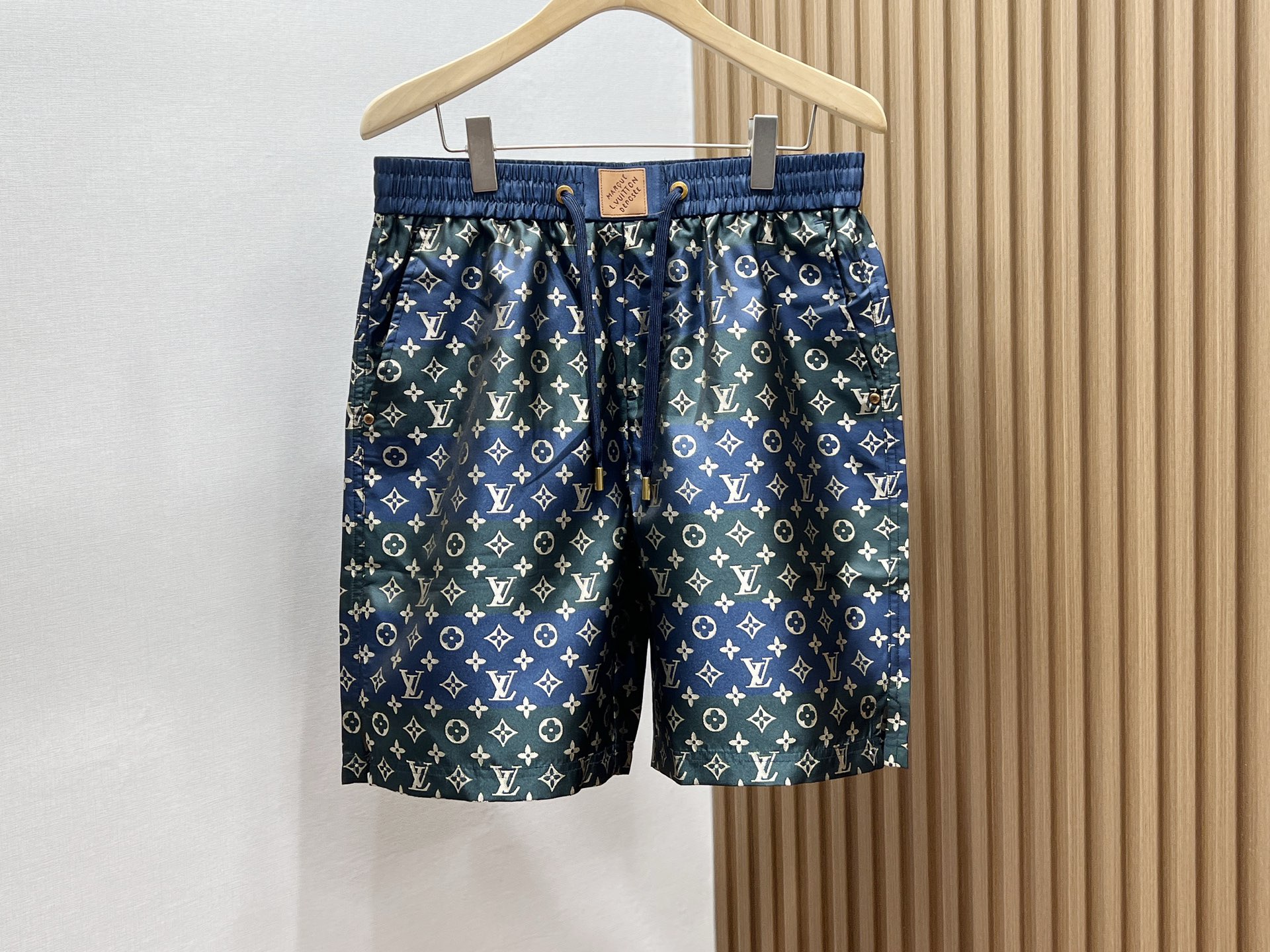 NO:870311,——A must-have for summer!  Beach jacquard casual mid-pants These beach jacquard casual mid-pants are an excellent match for summer travel. The unique jacquard craftsmanship gives the pants a refined texture and a full sense of fashion, allowing you to easily stand out from the crowd. The loose fit allows free movement without restraint, making it perfect for walking on the beach or doing outdoor activities. High-quality fabric is skin-friendly and breathable, and can quickly absorb moisture and sweat, keeping you dry at all times. Paired with a simple T-shirt and sandals, you can easily create a casual casual style and enjoy the pleasant summer time.  Ready for sale purple/blue XS-S-M-L, Louis Vuitton-clothing, louis vuitton, sandals, tees, t-shirt,19860909———夏日必备！沙滩提花休闲中裤 这条沙滩提花休闲中裤,是夏日出行的绝佳搭子.独特提花工艺,为裤子赋予精致纹理,时尚感拉满,让你在人群中轻松脱颖而出. 宽松版型,活动自如无束缚,无论漫步沙滩,还是进行户外活动都超合适.优质面料,亲肤透气,能快速吸湿排汗,时刻保持干爽.搭配简约T恤、凉鞋,轻松打造随性休闲风,尽享惬意夏日时光. 现货发售紫红/蓝色XS-S-M-L,路易威登-服装,louis vuitton,sandals,tees，t-shirt,,Women's clothing