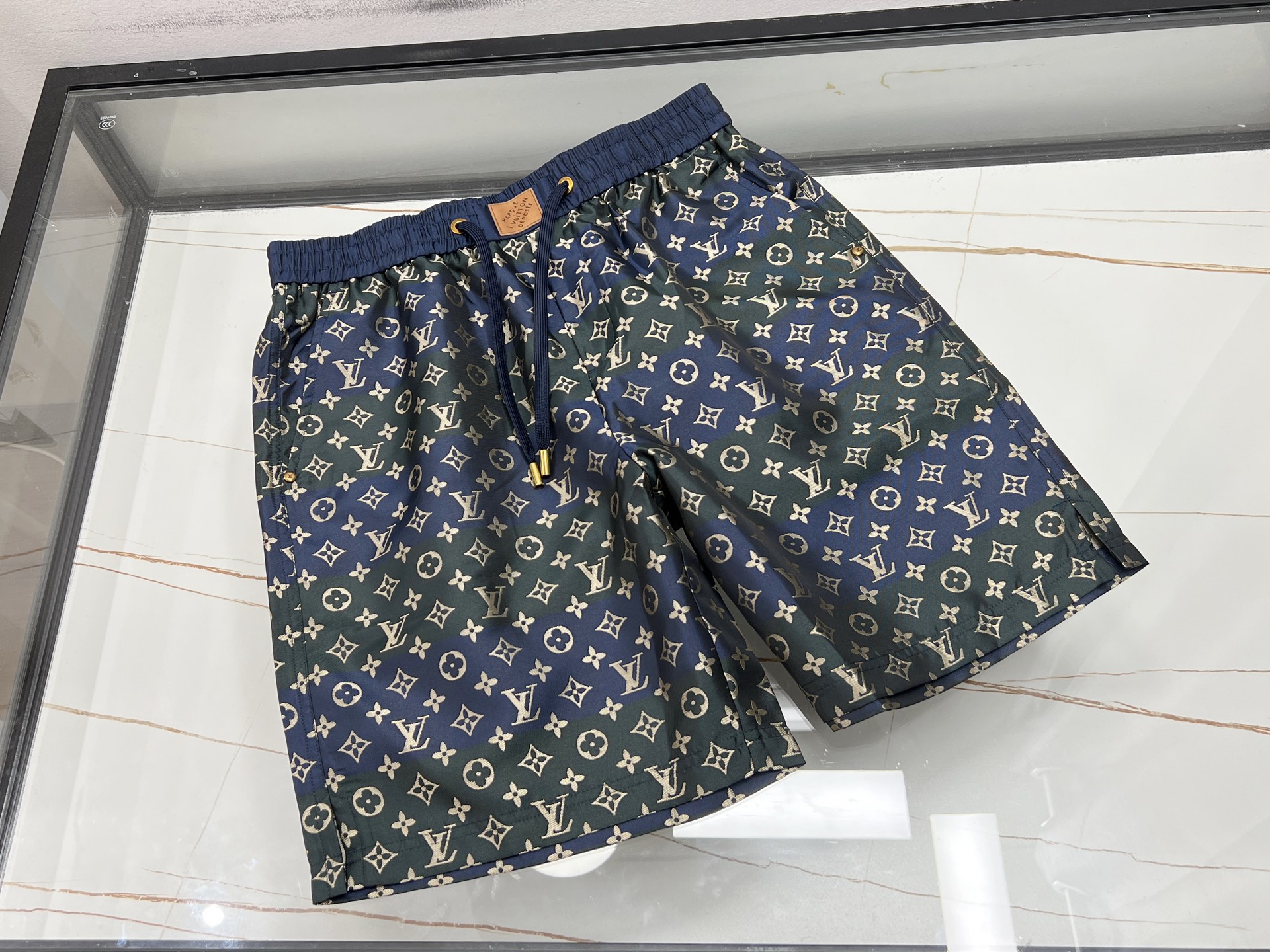 NO:870229,——A must-have for summer!  Beach jacquard casual mid-pants These beach jacquard casual mid-pants are an excellent match for summer travel. The unique jacquard craftsmanship gives the pants a refined texture and a full sense of fashion, allowing you to easily stand out from the crowd. The loose fit allows free movement without restraint, making it perfect for walking on the beach or doing outdoor activities. High-quality fabric is skin-friendly and breathable, and can quickly absorb moisture and sweat, keeping you dry at all times. Paired with a simple T-shirt and sandals, you can easily create a casual casual style and enjoy the pleasant summer time.  Ready for sale purple/blue XS-S-M-L, Louis Vuitton-clothing, louis vuitton, sandals, tees, t-shirt,19860909———夏日必备！沙滩提花休闲中裤 这条沙滩提花休闲中裤,是夏日出行的绝佳搭子.独特提花工艺,为裤子赋予精致纹理,时尚感拉满,让你在人群中轻松脱颖而出. 宽松版型,活动自如无束缚,无论漫步沙滩,还是进行户外活动都超合适.优质面料,亲肤透气,能快速吸湿排汗,时刻保持干爽.搭配简约T恤、凉鞋,轻松打造随性休闲风,尽享惬意夏日时光. 现货发售紫红/蓝色XS-S-M-L,路易威登-服装,louis vuitton,sandals,tees，t-shirt,,Women's clothing