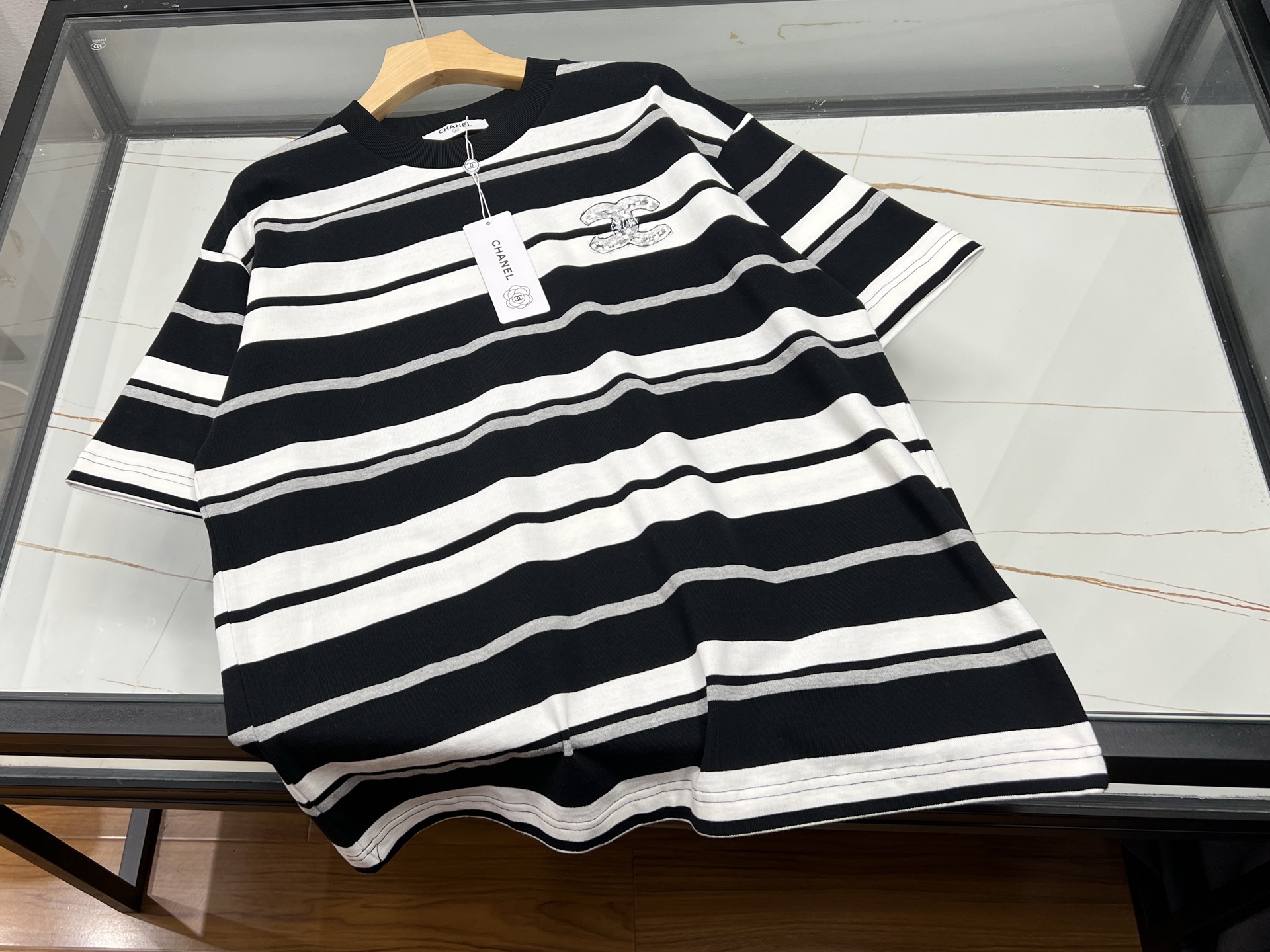 NO:870002,-26SS————CE striped casual fashion short sleeves, the perfect fusion of classic and trendy!  The horizontal and vertical striped design is simple yet individual, easily breaking the monotony and injecting vitality into daily wear. The loose-fitting cut is free and unrestricted, suitable for all kinds of body shapes, and is free and easy. The high-quality fabric is soft and skin-friendly, breathable and sweat-absorbent, making it refreshing and comfortable to wear in summer. Whether it is paired with jeans, casual pants or shorts, it can be easily controlled to create a variety of casual, fashionable and youthful styles. Whether it is going out, on a date or at a party, it is your indispensable fashion tool, allowing you to easily become the focus of the crowd!  Ready for sale striped XS-S-M-L, Chanel-clothing, chanel, shorts, jeans, T-shirt,19860909-26SS—————CE条纹休闲时尚短袖,经典与潮流的完美融合！横竖交错的条纹设计,简约而不失个性,轻松打破单调,为日常穿搭注入活力.宽松版型剪裁,自在无束缚,适合各种身材,尽显随性洒脱.优质面料柔软亲肤,透气吸汗,夏日穿着清爽舒适.无论是搭配牛仔裤、休闲裤还是短裤,都能轻松驾驭,打造出休闲、时尚、青春的多种风格.无论是出街、约会还是聚会,它都是你不可或缺的时尚利器,让你轻松成为人群中的焦点！现货发售条纹XS-S-M-L,香奈儿-服装,chanel,shorts,jeans,T-shirt,,Women's clothing