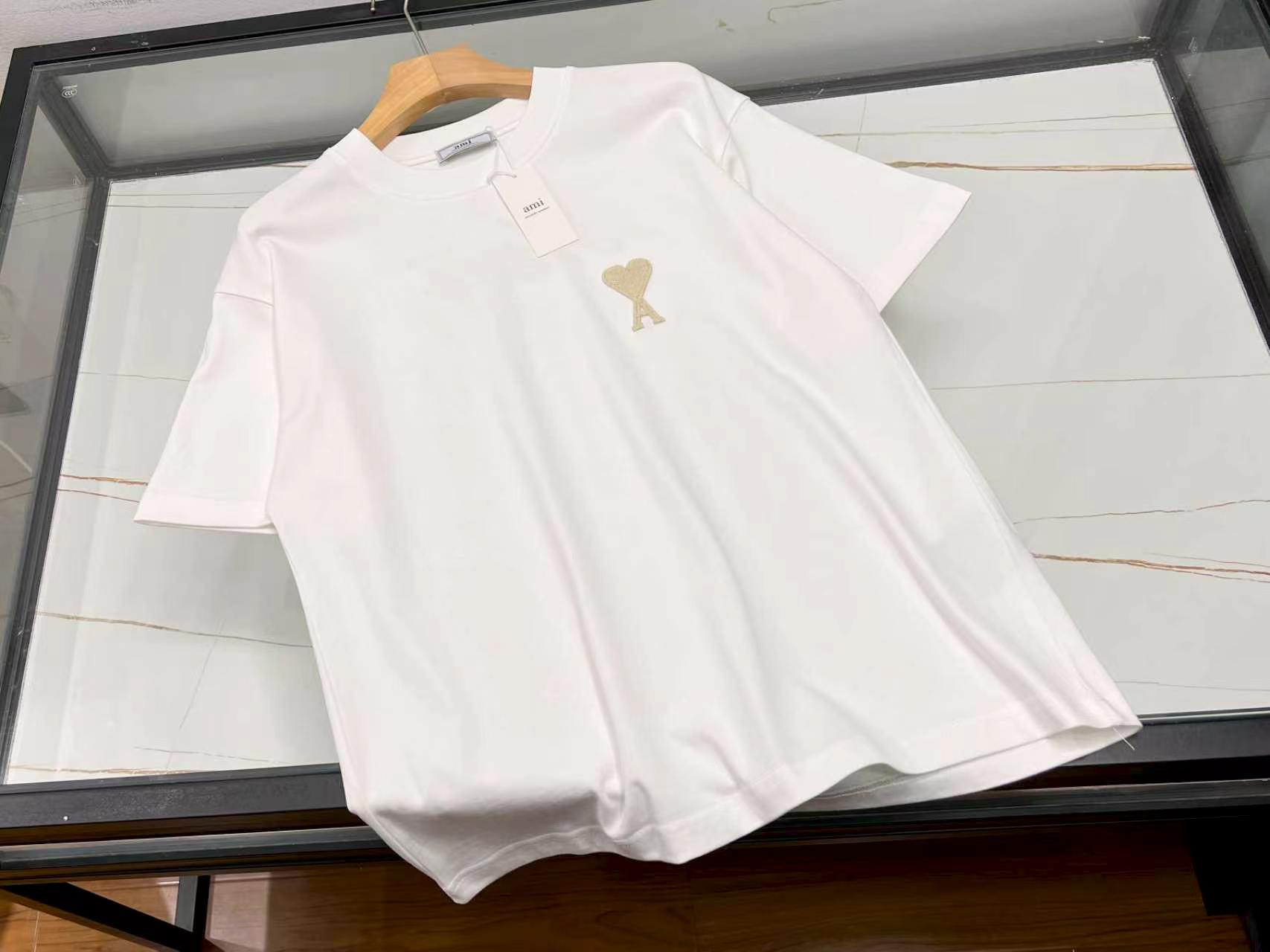 NO:869954,-26SS——Love Love Casual Fashion Short Sleeve Tenderness and Vitality in Summer  In the hot summer, a love heart casual and fashionable short-sleeved shirt is an indispensable cool item in your wardrobe. It outlines a fashionable silhouette with a simple design, and the light and breathable fabric allows the skin to breathe freely. Say goodbye to the hot and sticky weather and enjoy a refreshing summer. The love heart pattern is embellished with it, which is cute and romantic, adding a touch of gentle color to the overall look.  Whether you wear it with jeans for a stroll on the street, or with a short skirt at a party, it can be easily worn, making you the focus of the street in an instant. There are various colors for you to choose, there is always a color that can hit your little heart, and make your summer outfit more colorful. Come and choose your love short-sleeve, and make this summer more beautiful because of love!  Available now in two colors XS-XL, men's clothing, skirts, jeans, T-shirts,19860909-26SS——爱心爱心休闲时尚短袖夏日里的温柔与活力 夏日炎炎,一件爱心休闲时尚短袖,是你衣橱里不可或缺的清凉单品.它以简约设计勾勒出时尚轮廓,轻薄透气面料让肌肤自由呼吸,告别闷热黏腻,尽享清爽一夏.爱心图案点缀其间,萌趣又浪漫,为整体造型增添一抹温柔色彩.无论是搭配牛仔裤漫步街头,还是与短裙共舞于派对,它都能轻松驾驭,让你秒变街头焦点.色彩斑斓任你选,总有一色能击中你的小心脏,让你的夏日穿搭更加绚烂多彩.快来挑选属于你的爱心短袖,让这个夏天,因爱而更加美好！ 现货发售二色XS-XL,男装,skirts,jeans,T-shirt,,Women's clothing