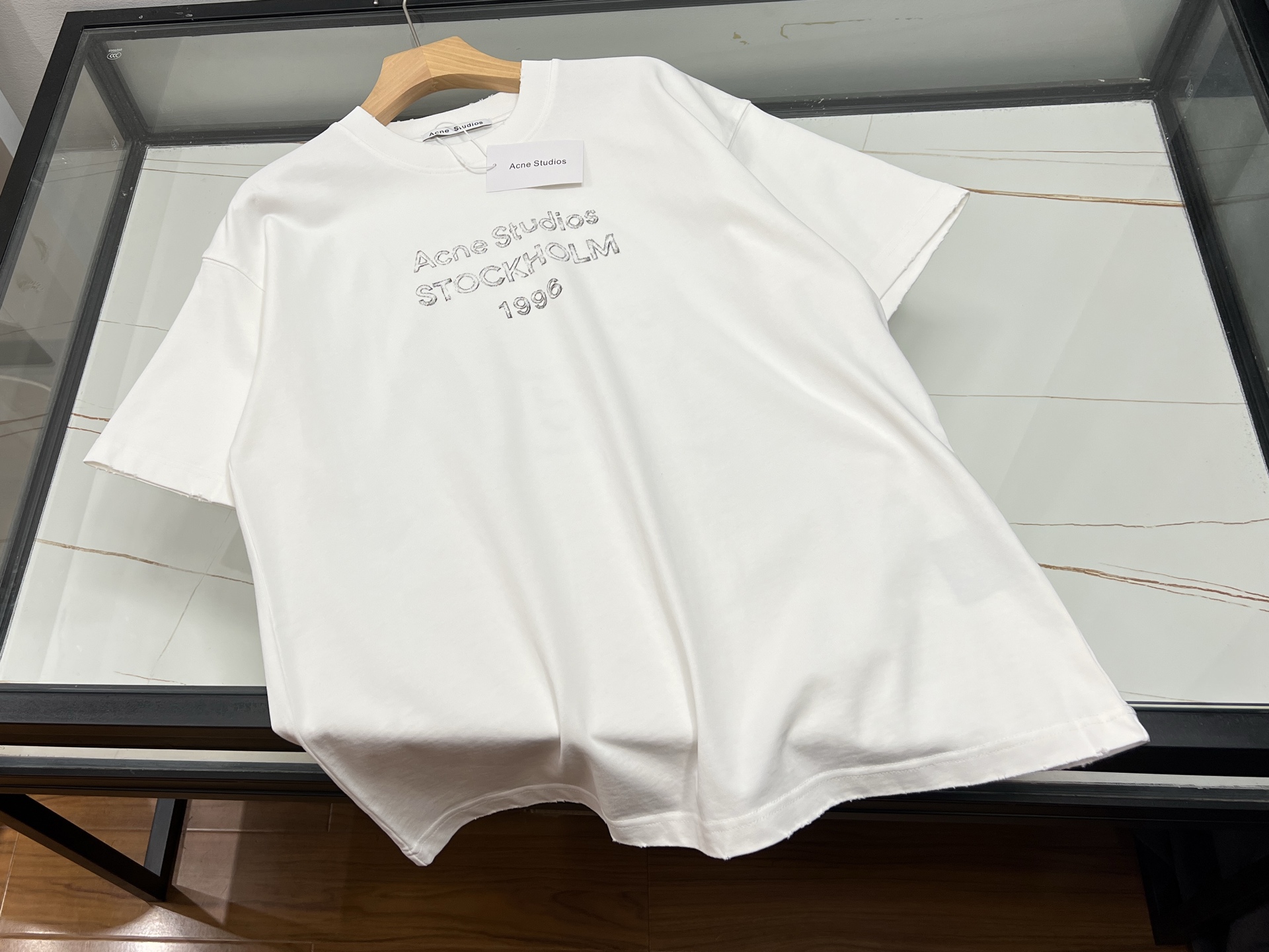 NO:869979,-26SS————The short-sleeved T-shirt embellished with letter elements is simply a summer must-have for the fashionable young people!  The loose fit design is not flattering to your body shape, it is comfortable and casual. Wearing it seems to embrace the freedom of the whole summer. The unique letter print is full of personality and shows your trend attitude. You are the most eye-catching existence when you walk on the street. Whether it is paired with jeans or casual shorts, it can be easily matched to create your own youthful and energetic look. You can also wear a confident style even if you are 150 pounds. This loose short-sleeved letter letter makes your summer outfit no longer monotonous, fashionable and young. Now, embrace this exclusive trend charm!  Three colors XS- XL, men's clothing, shorts, jeans, T-shirt, tees, t-shirt,19860909-26SS———字母元素点缀的短袖T恤,简直是时尚年轻一族的夏日必备神器！宽松版型设计,不挑身材,自在又随性,穿上它仿佛拥抱了整个夏天的自由.独特的字母印花,个性十足,彰显你的潮流态度,走在街上,你就是最吸睛的存在.无论是搭配牛仔裤还是休闲短裤,都能轻松驾驭,打造出属于你的青春活力造型.150斤的你也能穿出自信风采,这件字母宽松短袖,让你的夏日穿搭不再单调,时尚又年轻,就现在,拥抱这份专属的潮流魅力吧！ 现货发货三色XS- XL,男装,shorts,jeans,T-shirt,tees，t-shirt,,Women's clothing