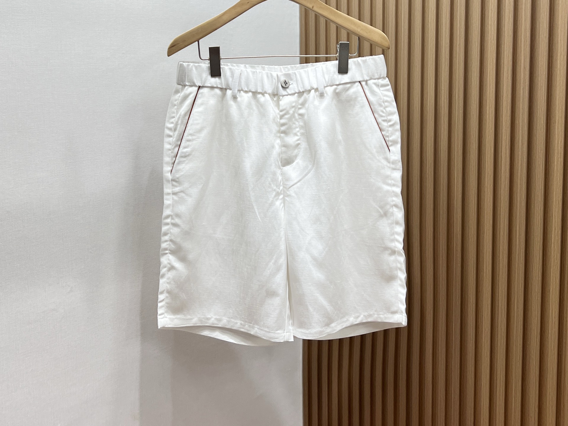 NO:870043,-26SS-EZ Stylish and casual mid-trousers with textured texture are the perfect choice for summer travel. These stylish casual mid-trousers with textured texture are a must-have item for your summer wardrobe. Its unique textured textured texture has a natural texture and excellent breathability, allowing your skin to breathe freely even under the scorching sun, saying goodbye to stuffiness and stickiness.  The length of the midi pants is just right, showing a casual and relaxed look without being too ostentatious. The simple yet fashionable design can be easily worn whether paired with a simple T-shirt to create a casual daily style or a shirt to create a casual commuting feel. It does not have too many complicated decorations, but with its neat lines and high-quality fabrics, it shows a low-key sense of luxury, making you stand out from the crowd and becoming a unique scenery on the summer streets.  Three colors 31-32-33-34-35-36, men's clothing, shirts, tees, t-shirt, ready for delivery.19860909-26SS-EZ麻面时尚休闲中裤夏日出行的绝佳之选 这款麻面时尚休闲中裤,是夏日衣橱的必备单品.其独特的麻面材质,自带天然质感,透气性绝佳,即便在炎炎烈日下,也能让肌肤自由呼吸,告别闷热黏腻. 中裤长度恰到好处,既展现出随性洒脱,又不会过于张扬.简约而不失时尚的设计,无论是搭配简约T恤,营造休闲日常风；还是配上衬衫,打造轻熟通勤感,都能轻松驾驭.它没有过多繁杂装饰,却凭借利落的线条和优质面料,彰显出低调的高级感,让你在人群中脱颖而出,成为夏日街头一道独特的风景线. 现货发货三色31-32-33-34-35-36,男装,shirts,tees，t-shirt,,Women's clothing
