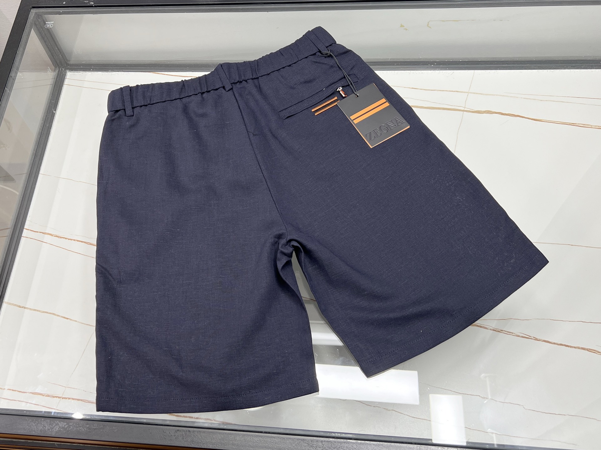 NO:870044,-26SS-EZ Stylish and casual mid-trousers with textured texture are the perfect choice for summer travel. These stylish casual mid-trousers with textured texture are a must-have item for your summer wardrobe. Its unique textured textured texture has a natural texture and excellent breathability, allowing your skin to breathe freely even under the scorching sun, saying goodbye to stuffiness and stickiness.  The length of the midi pants is just right, showing a casual and relaxed look without being too ostentatious. The simple yet fashionable design can be easily worn whether paired with a simple T-shirt to create a casual daily style or a shirt to create a casual commuting feel. It does not have too many complicated decorations, but with its neat lines and high-quality fabrics, it shows a low-key sense of luxury, making you stand out from the crowd and becoming a unique scenery on the summer streets.  Three colors 31-32-33-34-35-36, men's clothing, shirts, tees, t-shirt, ready for delivery.19860909-26SS-EZ麻面时尚休闲中裤夏日出行的绝佳之选 这款麻面时尚休闲中裤,是夏日衣橱的必备单品.其独特的麻面材质,自带天然质感,透气性绝佳,即便在炎炎烈日下,也能让肌肤自由呼吸,告别闷热黏腻. 中裤长度恰到好处,既展现出随性洒脱,又不会过于张扬.简约而不失时尚的设计,无论是搭配简约T恤,营造休闲日常风；还是配上衬衫,打造轻熟通勤感,都能轻松驾驭.它没有过多繁杂装饰,却凭借利落的线条和优质面料,彰显出低调的高级感,让你在人群中脱颖而出,成为夏日街头一道独特的风景线. 现货发货三色31-32-33-34-35-36,男装,shirts,tees，t-shirt,,Women's clothing