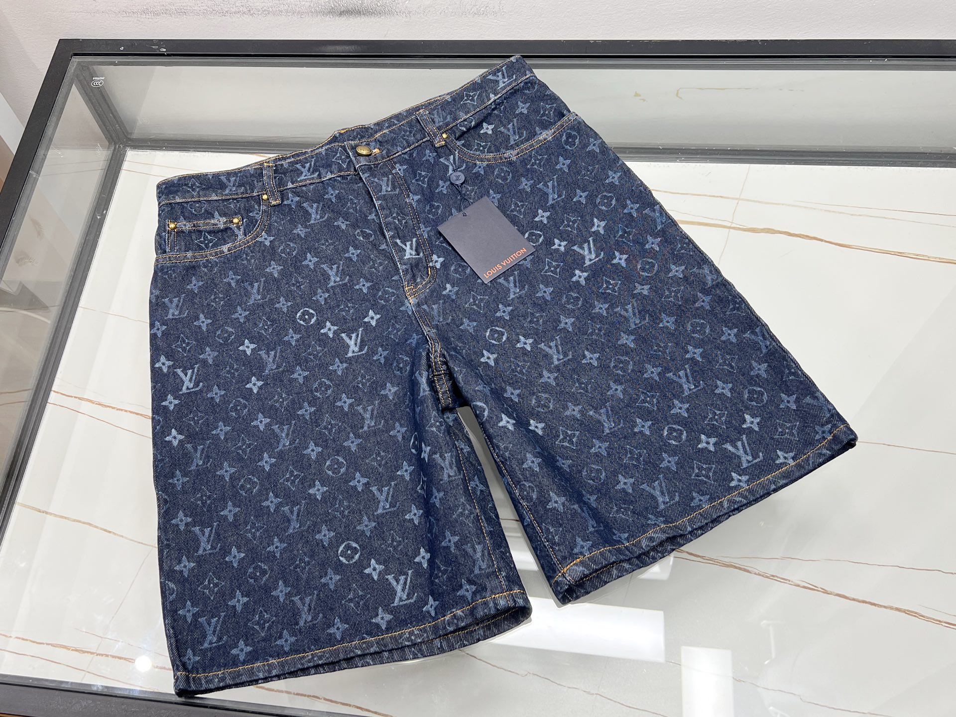 NO:870065,-26SS————V denim washed fashionable casual mid-pants, unlocking comfortable summer wear. These denim washed fashionable casual mid-pants can be called a treasure item in the summer wardrobe. The classic denim blue is processed by a unique washing process, showing a natural and retro tone, rich layering, and a casual atmosphere. The mid-pants have a neat shape, just the right length to expose the calves, refreshing and tall. The loose straight design is not picky about the body shape. Whether you have a pear-shaped or an apple-shaped figure, it can be easily controlled and can move freely without restraint.  Pair it with a simple white T for youthful vitality; pair it with a printed shirt for a fashionable personality; wear it with a thin jacket to easily cope with the temperature difference between morning and evening. Whether it is a daily outing, a gathering with friends or outdoor play, it can make you comfortable and fashionable, and easily become the focus of the crowd. Available in stock 28-30-32-34-36, Louis Vuitton-clothing, louis vuitton, jackets & coats, shirts,19860909-26SS———V牛仔水洗时尚休闲中裤,解锁夏日自在穿搭 这条牛仔水洗时尚休闲中裤,堪称夏日衣橱的宝藏单品.经典牛仔蓝经独特水洗工艺处理,呈现出自然又复古的色调,层次感丰富,自带随性氛围. 中裤版型利落,恰到好处的长度露出小腿,清爽又显高.宽松直筒设计,不挑身材,无论是梨形还是苹果形身材,都能轻松驾驭,活动自如无束缚. 搭配上更是百搭神器,配简约白T,青春活力；搭印花衬衫,个性时尚；外搭一件薄外套,轻松应对早晚温差.无论是日常出街、朋友聚会还是户外游玩,它都能让你舒适又时髦,轻松成为人群焦点. 现货发售28-30-32-34-36,路易威登-服装,louis vuitton,jackets & coats,shirts,,Women's clothing