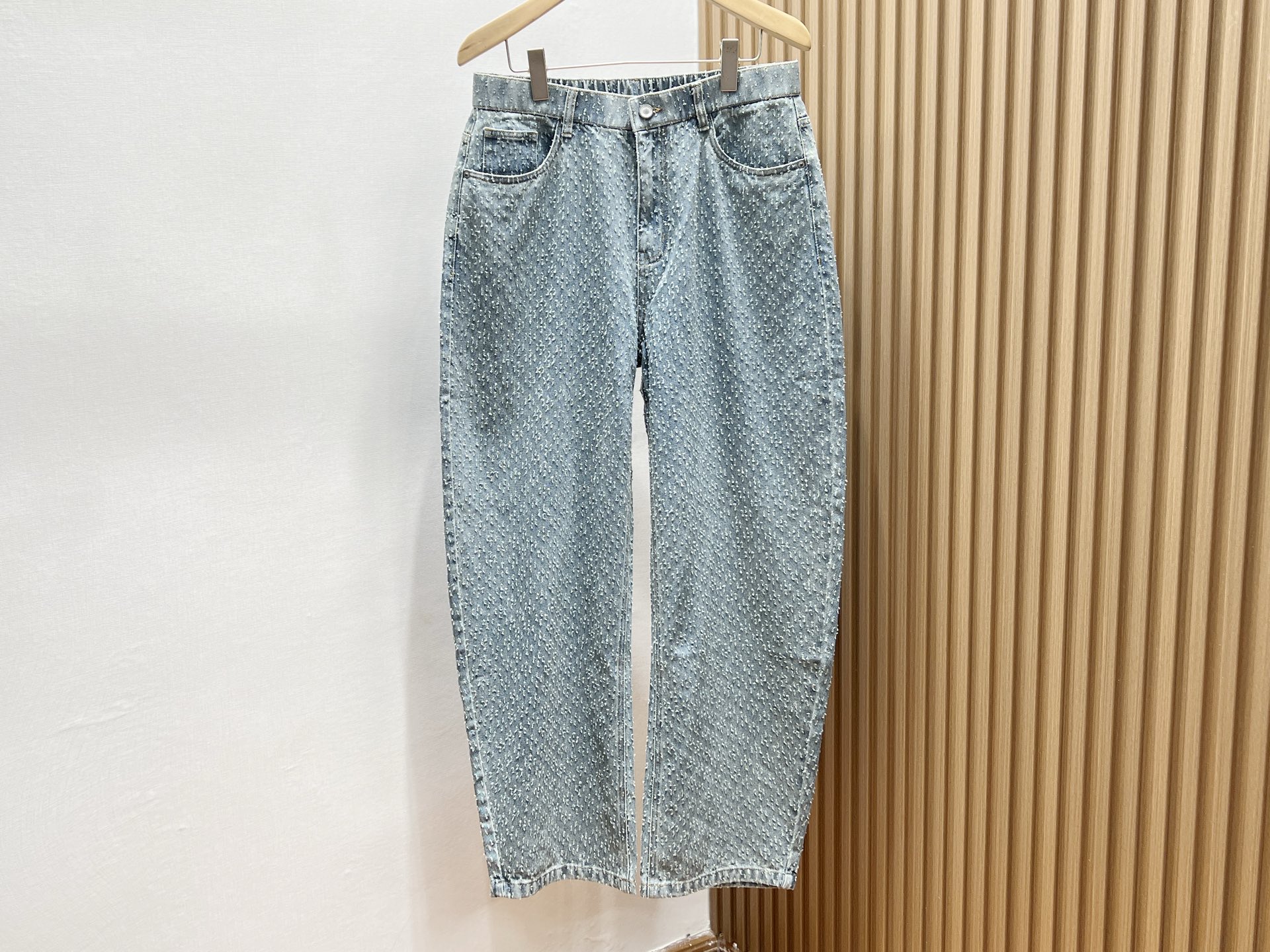 NO:870046,-26SS——In the hot summer, these denim washed scimitar trousers are an excellent choice for fashion and leisure!  Classic denim blue, treated with a unique washing process, showing a natural fading effect, retro and fashionable. The scimitar version fits the curve of the legs, modifying the shape of the legs, showing a casual and free appearance. The fabric is light and breathable, making it easy to wear in summer without any burden. Whether you wear it with a simple T-shirt for strolling on the street, or with a shirt to create a casual business style, it can be easily controlled, making you a beautiful scenery on the summer streets, with both fashion and comfort.  Available in two colors XS-S-M-L, Bottega Veneta, clothing, shirts, tees, t-shirt,19860909-26SS——夏日炎炎,这条牛仔水洗弯刀长裤是时尚休闲的绝佳之选！经典牛仔蓝,经独特水洗工艺处理,呈现出自然褪色效果,复古又时髦.弯刀版型贴合腿部曲线,修饰腿型,尽显随性洒脱.面料轻薄透气,夏天穿毫无负担,活动自如.无论是搭配简约T恤漫步街头,还是配衬衫打造休闲商务风,它都能轻松驾驭,让你在夏日街头成为一道亮丽的风景线,时尚感与舒适感并存. 现货发售二色XS-S-M-L,葆蝶家-服装,bottega veneta,shirts,tees，t-shirt,,Women's clothing