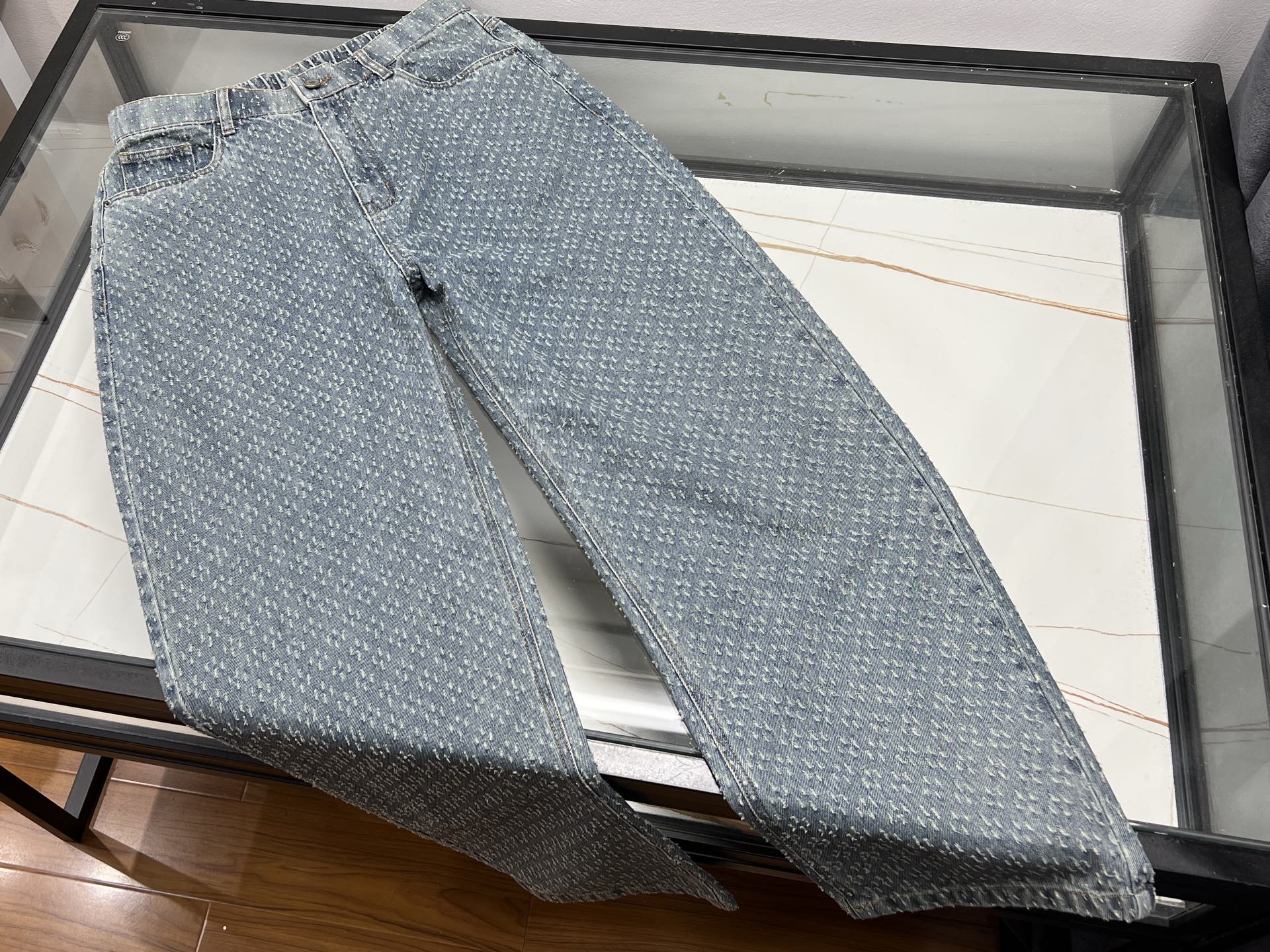NO:870064,-26SS——In the hot summer, these denim washed scimitar trousers are an excellent choice for fashion and leisure!  Classic denim blue, treated with a unique washing process, showing a natural fading effect, retro and fashionable. The scimitar version fits the curve of the legs, modifying the shape of the legs, showing a casual and free appearance. The fabric is light and breathable, making it easy to wear in summer without any burden. Whether you wear it with a simple T-shirt for strolling on the street, or with a shirt to create a casual business style, it can be easily controlled, making you a beautiful scenery on the summer streets, with both fashion and comfort.  Available in two colors XS-S-M-L, Bottega Veneta, clothing, shirts, tees, t-shirt,19860909-26SS——夏日炎炎,这条牛仔水洗弯刀长裤是时尚休闲的绝佳之选！经典牛仔蓝,经独特水洗工艺处理,呈现出自然褪色效果,复古又时髦.弯刀版型贴合腿部曲线,修饰腿型,尽显随性洒脱.面料轻薄透气,夏天穿毫无负担,活动自如.无论是搭配简约T恤漫步街头,还是配衬衫打造休闲商务风,它都能轻松驾驭,让你在夏日街头成为一道亮丽的风景线,时尚感与舒适感并存. 现货发售二色XS-S-M-L,葆蝶家-服装,bottega veneta,shirts,tees，t-shirt,,Women's clothing