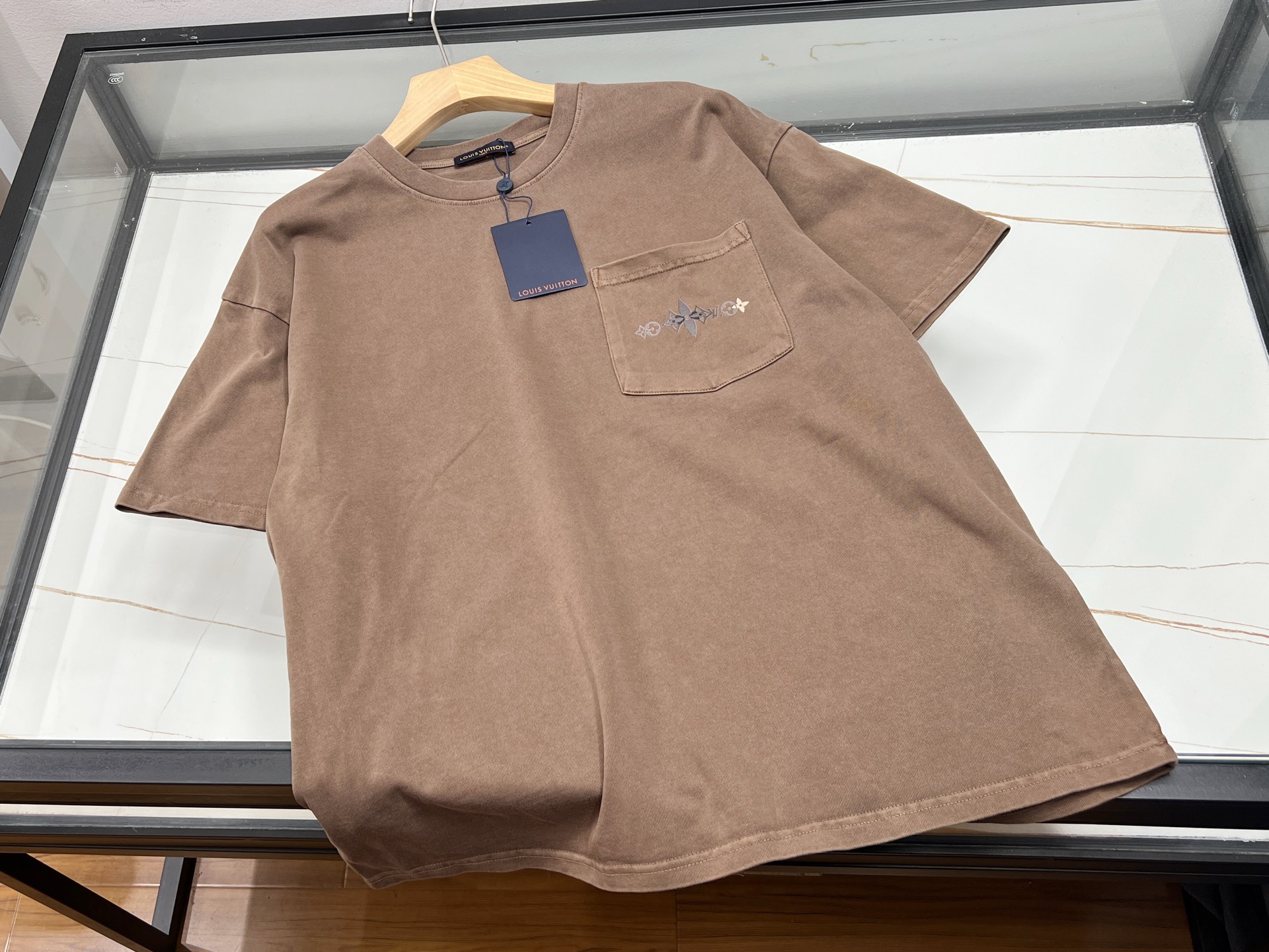 NO:870248,-26SS——V washed fabric fashionable casual short sleeves, a versatile item for summer wardrobe!  Using a unique washing process, the fabric shows a natural fading effect, retro and casual, with a lazy atmosphere. The loose tailoring does not flatter the figure, and the dropped shoulder design modifies the shoulder line, easily hiding the body fat. The round neck design is simple and elegant, revealing the delicate collarbone, adding a sense of style.  It is very soft and beautiful. Whether it is worn with jeans to create a casual street style, or with a short skirt to create a fresh college look, it can be easily controlled. The pure cotton material is breathable and skin-friendly, absorbs sweat and does not stuffy, allowing you to stay fresh and comfortable in the hot summer, making it an ideal choice for daily travel.  Ready for sale khaki XS-S-M-L, Louis Vuitton-clothing, louis vuitton, skirts, jeans, T-shirt,19860909-26SS——V水洗布时尚休闲短袖,是夏日衣橱的百搭神器！采用独特水洗工艺处理,面料呈现出自然褪色效果,复古又随性,自带慵懒氛围感.宽松剪裁不挑身材,落肩设计修饰肩线,轻松藏住拜拜肉.圆领设计简约大方,露出精致锁骨,增添几分柔美.无论是搭配牛仔裤打造休闲街头风,还是配短裙演绎清新学院感,都能轻松驾驭.纯棉材质透气亲肤,吸汗不闷热,让你在炎炎夏日也能保持清爽舒适,是日常出行的理想之选. 现货发售卡其XS-S-M-L,路易威登-服装,louis vuitton,skirts,jeans,T-shirt,,Women's clothing