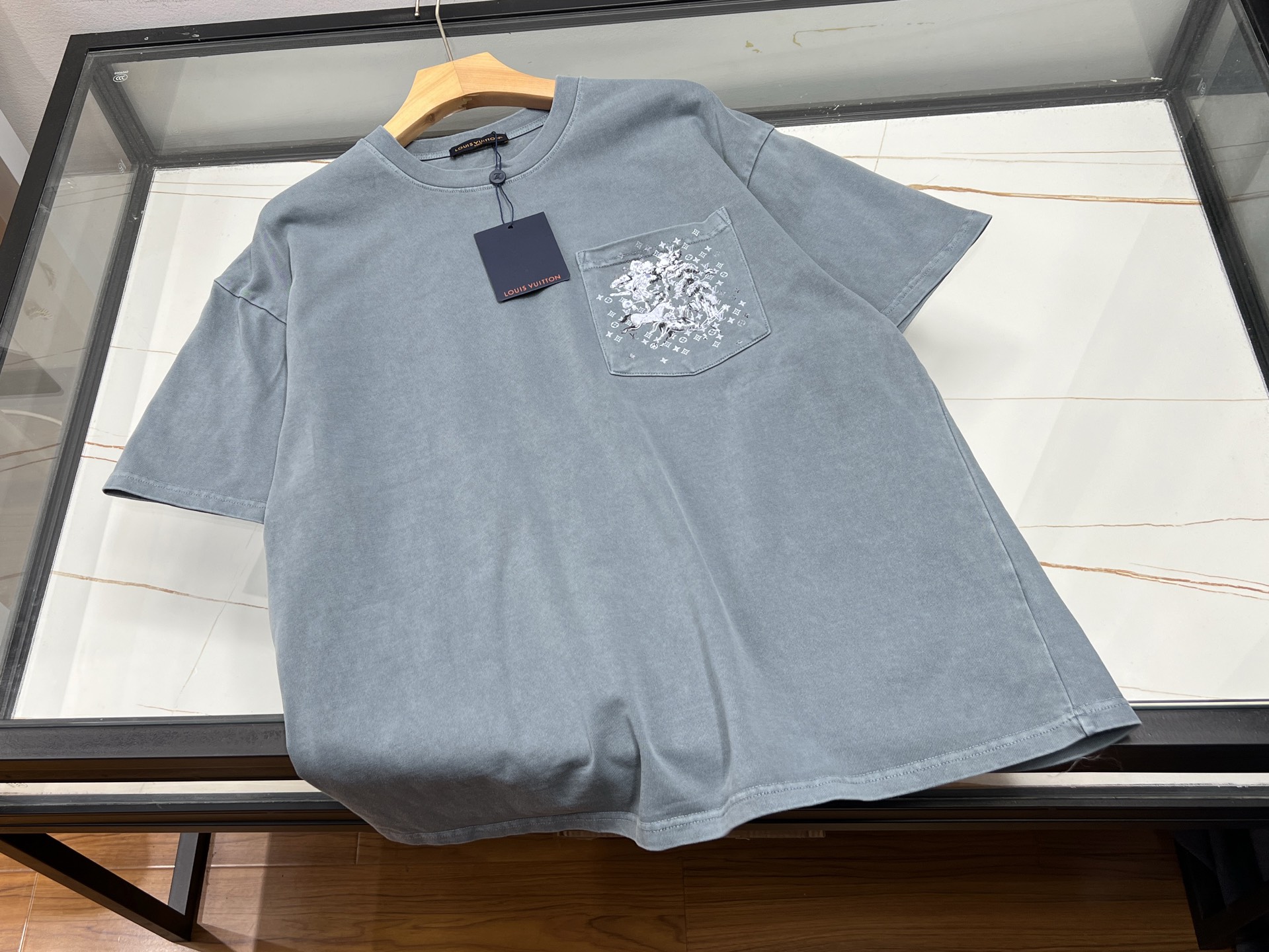 NO:870228,-26SS——V washed fabric fashionable casual short sleeves, a versatile item for summer wardrobe!  Using a unique washing process, the fabric shows a natural fading effect, retro and casual, with a lazy atmosphere. The loose tailoring does not flatter the figure, and the dropped shoulder design modifies the shoulder line, easily hiding the body fat. The round neck design is simple and elegant, revealing the delicate collarbone, adding a sense of style.  It is very soft and beautiful. Whether it is worn with jeans to create a casual street style, or with a short skirt to create a fresh college look, it can be easily controlled. The pure cotton material is breathable and skin-friendly, absorbs sweat and does not stuffy, allowing you to stay fresh and comfortable in the hot summer, making it an ideal choice for daily travel.  Available now for sale in aqua blue XS-S-M-L, Louis Vuitton-clothing, Louis Vuitton, skirts, jeans, T-shirt,19860909-26SS——V水洗布时尚休闲短袖,是夏日衣橱的百搭神器！采用独特水洗工艺处理,面料呈现出自然褪色效果,复古又随性,自带慵懒氛围感.宽松剪裁不挑身材,落肩设计修饰肩线,轻松藏住拜拜肉.圆领设计简约大方,露出精致锁骨,增添几分柔美.无论是搭配牛仔裤打造休闲街头风,还是配短裙演绎清新学院感,都能轻松驾驭.纯棉材质透气亲肤,吸汗不闷热,让你在炎炎夏日也能保持清爽舒适,是日常出行的理想之选. 现货发售水蓝XS-S-M-L,路易威登-服装,louis vuitton,skirts,jeans,T-shirt,,Women's clothing