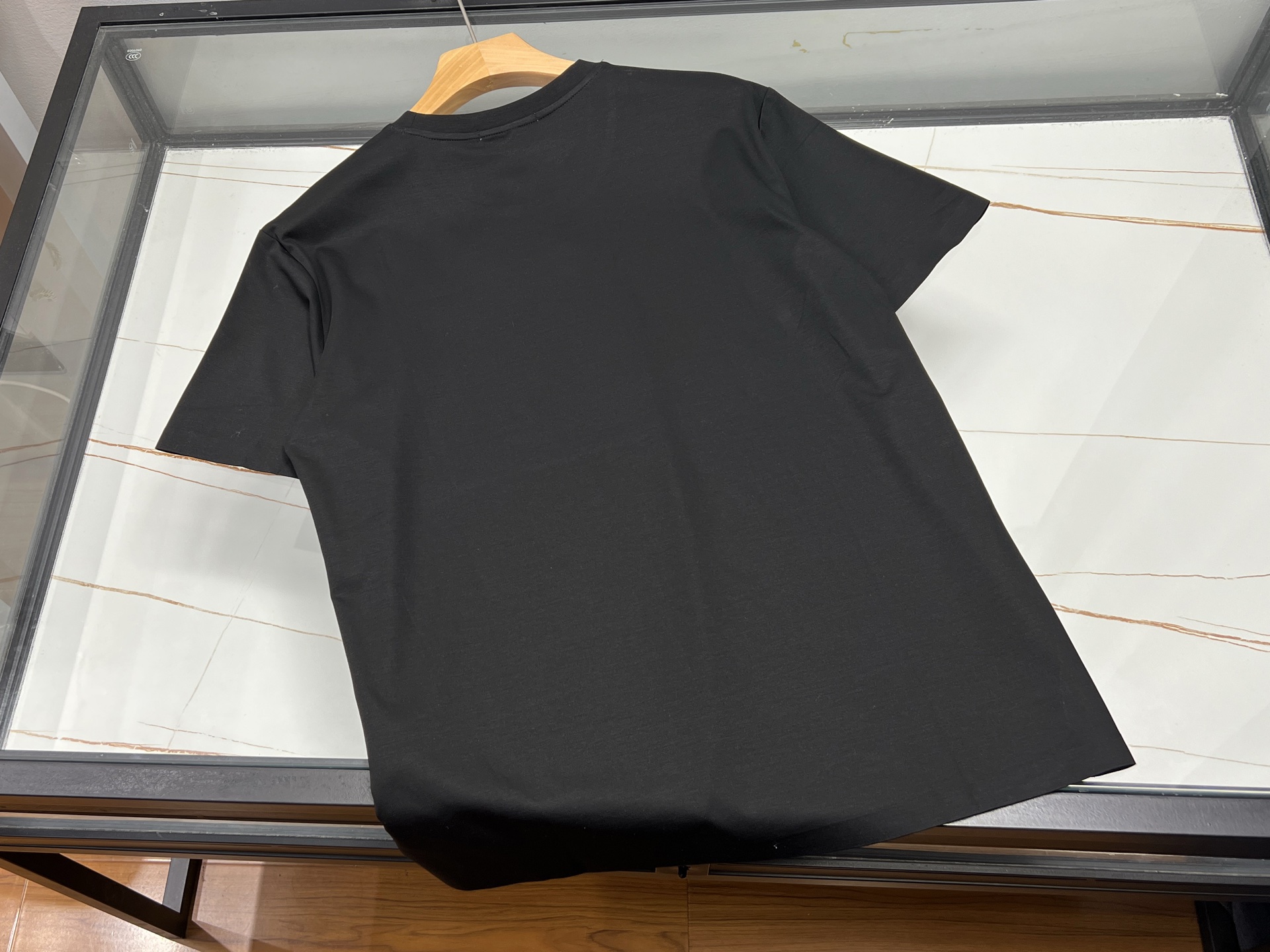 NO:884267,-26SS——LOW fashionable casual short sleeves in the front, a trendy must-have for your summer wardrobe!  It is based on a simple silhouette and cleverly incorporates personalized printed designs, abstract art, or interesting patterns to instantly break the monotony and highlight your unique taste. It is made of high-quality fabrics, soft to the touch, breathable and sweat-absorbent, and can be worn freely without restraint. Whether you wear it with jeans for a stroll on the street, or with shorts to enjoy outdoor time, it can be easily controlled. It is not only a piece of clothing, but also an expression of your own style, allowing you to stand out from the crowd, become the focus of fashion, and enjoy a leisurely and comfortable life.  Ready for sale white/black XS-S-M-L, Loewe-clothing, loewe, shorts, jeans, T-shirt,19860909-26SS———LOW前面时尚休闲短袖,是夏日衣橱的潮流必备！它以简约版型为基底,巧妙融入个性后印花设计,或抽象艺术,或趣味图案,瞬间打破单调,彰显独特品味.精选优质面料,触感柔软,透气吸汗,穿着自在无束缚.无论是搭配牛仔裤漫步街头,还是配短裤享受户外时光,都能轻松驾驭.它不仅是一件衣服,更是自我风格的表达,让你在人群中脱颖而出,成为时尚焦点,尽享休闲惬意的美好生活. 现货发售白色/黑色XS-S-M-L,罗意威-服装,loewe,shorts,jeans,T-shirt,,Women's clothing