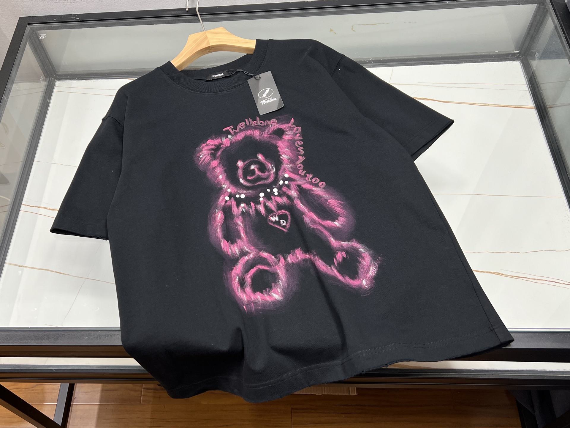 NO:884244,-26SS——-Doll-themed short-sleeves, definitely a great tool for fashionable young people!  The loose fit is not flattering to your figure, it is comfortable and casual, and there is no sense of restraint in your activities. The trendy doll pattern is printed on the chest, which is cute and eye-catching, instantly breaking the monotony and highlighting your unique personality. The fabric is soft and skin-friendly, has good breathability, and is refreshing and comfortable to wear in summer. Whether it is paired with jeans, shorts or casual skirts, it can be easily controlled to create different styles of fashion, making you stand out from the crowd and become the focus of the street!  Ready for sale black XS-XL, Chanel-clothing, chanel, skirts, shorts, jeans, T-shirt,19860909-26SS———公仔主题短袖,绝对是时尚年轻一族的穿搭利器！宽松版型不挑身材,自在又随性,活动毫无束缚感.潮流公仔图案印于胸前,俏皮可爱又吸睛,瞬间打破单调,彰显独特个性.面料柔软亲肤,透气性佳,夏日穿着清爽舒适.无论是搭配牛仔裤、短裤还是休闲裙,都能轻松驾驭,打造出不同风格的时尚造型,让你在人群中脱颖而出,成为街头焦点！ 现货发售黑色XS-XL,香奈儿-服装,chanel,skirts,shorts,jeans,T-shirt,,Women's clothing