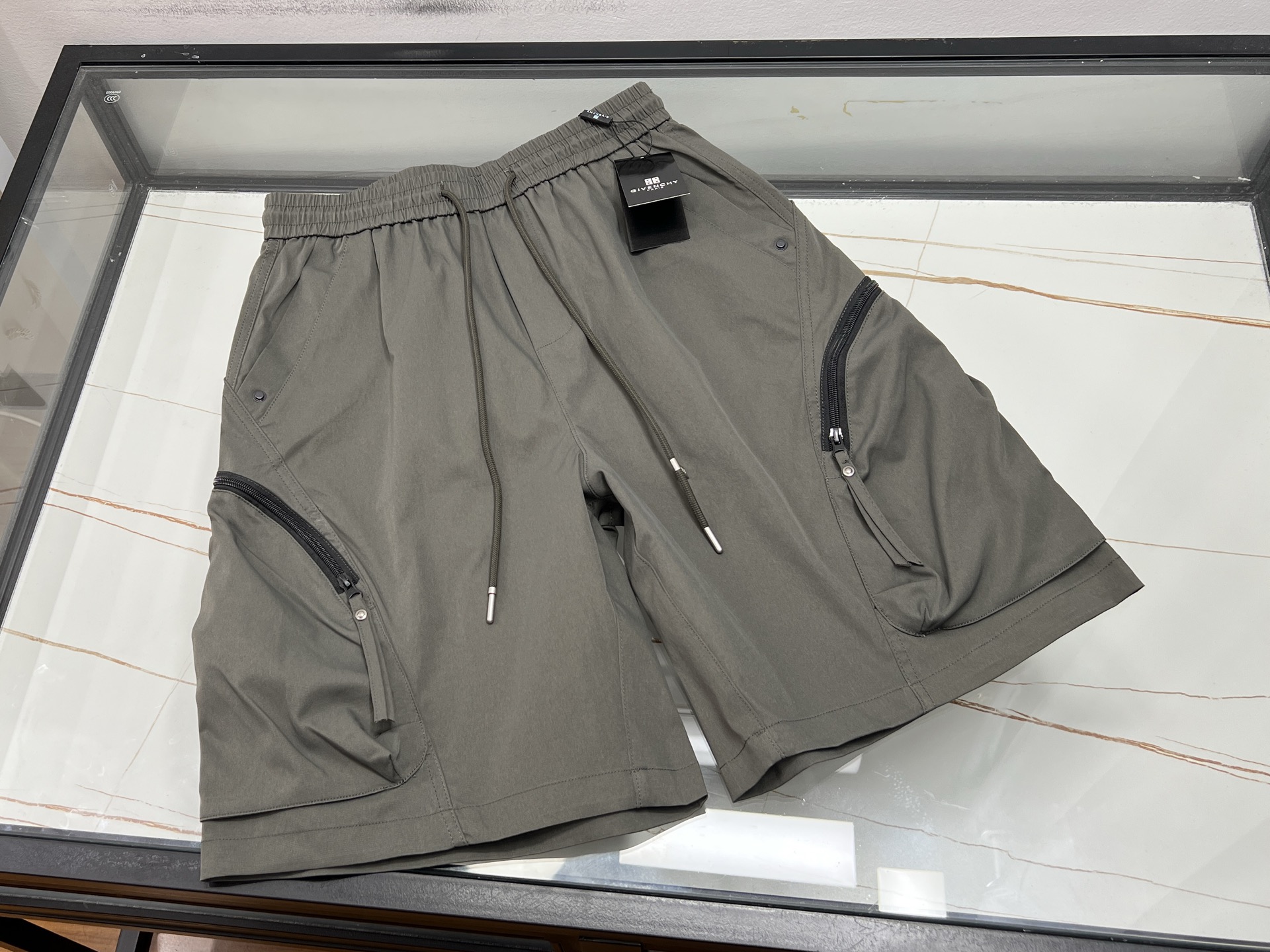 NO:884243,-26SS——Fashionable casual mid-pants with pockets, unlocking a new trend in summer wear. These stylish casual mid-pants with pockets are a must-have item for the summer wardrobe. They are made of high-quality fabrics, soft to the touch and skin-friendly, and have excellent breathability. Even in the hot summer, they can allow the skin to breathe freely and keep you dry and comfortable at all times.  The unique multi-pocket design is not only practical and can easily store small items such as mobile phones and keys, but also adds a bit of casualness and uninhibitedness to the overall look. The slim fit cleverly modifies the leg lines, making you appear slimmer and taller. The classic solid color style is simple and versatile. Whether paired with a simple T-shirt or a trendy shirt, you can easily create a fashionable and casual street look, making you confident on the streets in summer and becoming the center of attention.  Ready to ship green XS-S-M-L, Givenchy-clothing, givenchy, shirts, tees, t-shirt,19860909-26SS———口袋时尚休闲中裤,解锁夏日穿搭新潮流 这款口袋时尚休闲中裤,是夏日衣橱的必备单品.它采用优质面料,触感柔软亲肤,透气性极佳,即便在炎炎夏日,也能让肌肤畅快呼吸,时刻保持干爽舒适. 独特的多口袋设计,不仅实用性强,能轻松收纳手机、钥匙等小物件,还为整体造型增添了几分随性与不羁.修身的版型巧妙修饰腿部线条,显瘦又显高.经典的纯色款式,简约百搭,无论是搭配简约的T恤,还是潮流的衬衫,都能轻松打造出时尚休闲的出街造型,让你在夏日街头自信满满,成为众人瞩目的焦点. 现货发货绿色XS-S-M-L,纪梵希-服装,givenchy,shirts,tees，t-shirt,,Women's clothing