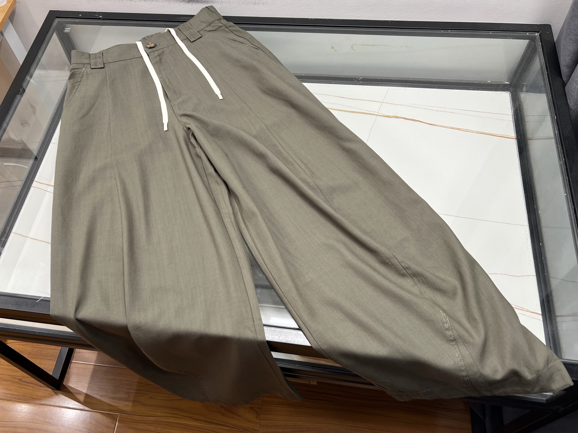 NO:885905,-26SS———Fashionable casual men’s pants, a new password to unlock style  A pair of casual pants that really understands men is a walking hormone transmitter. The collision of high-elastic fabric and three-dimensional tailoring gives each step its own aura. Whether it is calm and capable in the office or uninhibited in the nightclub, it can seamlessly switch between highlight moments. The American retro contrasting color design or dark jacquard craftsmanship makes the details mastery. The nine-point slightly flared version is the savior of short legs. Visually increasing five centimeters is not a dream.  From commuting in the morning to camping on weekends, these trousers are made of four-sided elastic fiber to guarantee your freedom, with zero restraint when doing split squats, and a built-in magnetic button placket to say goodbye to the awkward crotch. The washed and distressed craftsmanship makes every fold become a medal of time, and the design of cargo pockets and detachable straps is the ultimate romance for pragmatists. Wearing these, you will be a walking style textbook, and you can handle N kinds of life scenes with a pair of trousers. Available now in three colors XS-L, Loewe-Clothing, loewe,19860909-26SS———时尚潮流休闲男裤解锁型格新密码 一条真正懂男士的休闲裤,是行走的荷尔蒙发射器.高弹面料与立体剪裁碰撞,让每一步都自带气场,无论是办公室的沉稳干练,还是夜店的张扬不羁,都能无缝切换高光时刻.美式复古撞色设计或暗纹提花工艺,让细节控直呼内行,九分微喇版型更是小短腿救星,视觉增高五公分不是梦. 从早八通勤到周末露营,这条神裤用四面弹力纤维承包你的自由,劈叉下蹲零束缚,内置磁吸扣门襟告别卡裆尴尬.水洗做旧工艺让每道褶皱都成为岁月勋章,工装口袋与可拆卸背带设计,更是实用主义者的终极浪漫.穿上它,你就是行走的型格教科书,用一条裤子搞定N种人生场景. 现货发售三色XS-L,罗意威-服装,loewe,,Women's clothing