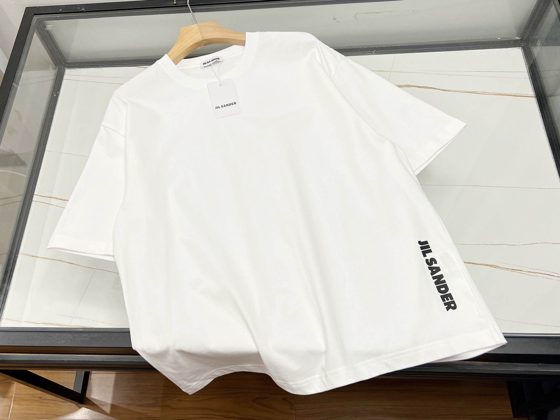NO:884219,-26SS——Fashionable and casual short-sleeved, a must-have item for summer. In the hot summer and with the warm sunshine, the fashionable and casual short-sleeved is undoubtedly the 'darling' in your wardrobe. It not only brings coolness and comfort, but also allows you to easily show your unique personality and fashion taste.  This short-sleeved shirt is unique in design. Fashionable contrasting elements, classic black and white matching or bold color collisions, it is simple and full of personality, and can be easily controlled no matter what the occasion. The exquisite tailoring fits the body shape, and the three-dimensional version highlights the graceful figure, giving a sense of confidence. The loose and simple version accommodates various body types, and can be paired with jeans, shorts or skirts, and the style can be switched at will.  High-quality cotton fabric, soft and skin-friendly, moisture-absorbent and breathable, just like the breeze in summer, keeping you dry and comfortable all the time. The tightened cuff design is beautiful and practical to prevent the intrusion of wind and sand; the waist is tightened to elongate the leg line, making you look taller. During the day, wear it to meet the challenges of life with full energy, whether it is work, shopping or sports, it will be your best partner. Come and choose a fashionable short-sleeve that suits you and keep you cool this summer!  Available now in two colors XS-L, men's and women's clothing, skirts, shorts, jeans, T-shirts,19860909-26SS———时尚潮流休闲短袖,夏日必备单品 炎炎夏日,阳光热烈,时尚潮流休闲短袖无疑是衣橱里的“宠儿”.它不仅带来清凉舒适,更让你轻松展现独特个性与时尚品味. 这款短袖在设计上独具匠心.时尚撞色元素,经典黑白搭配或是大胆色彩碰撞,简约中尽显个性,无论何种场合都能轻松驾驭.精致剪裁贴合身形,立体版型凸显曼妙身姿,自信感油然而生.宽松简约版型包容各种身材,搭配牛仔裤、短裤或半身裙,风格随心切换. 优质棉质面料,柔软亲肤,吸湿透气,如同夏日里的清风,让你时刻保持干爽舒适.袖口收紧设计美观实用,防止风沙侵入；腰部收腰拉长腿部线条,更显高挑. 白天,穿上它,活力满满地迎接生活挑战,无论是上班、逛街还是运动,它都是你的最佳伙伴.快来选一件适合自己的时尚短袖,让这个夏天清凉又出！ 现货发售二色XS-L,男装女装,skirts,shorts,jeans,T-shirt,,Women's clothing