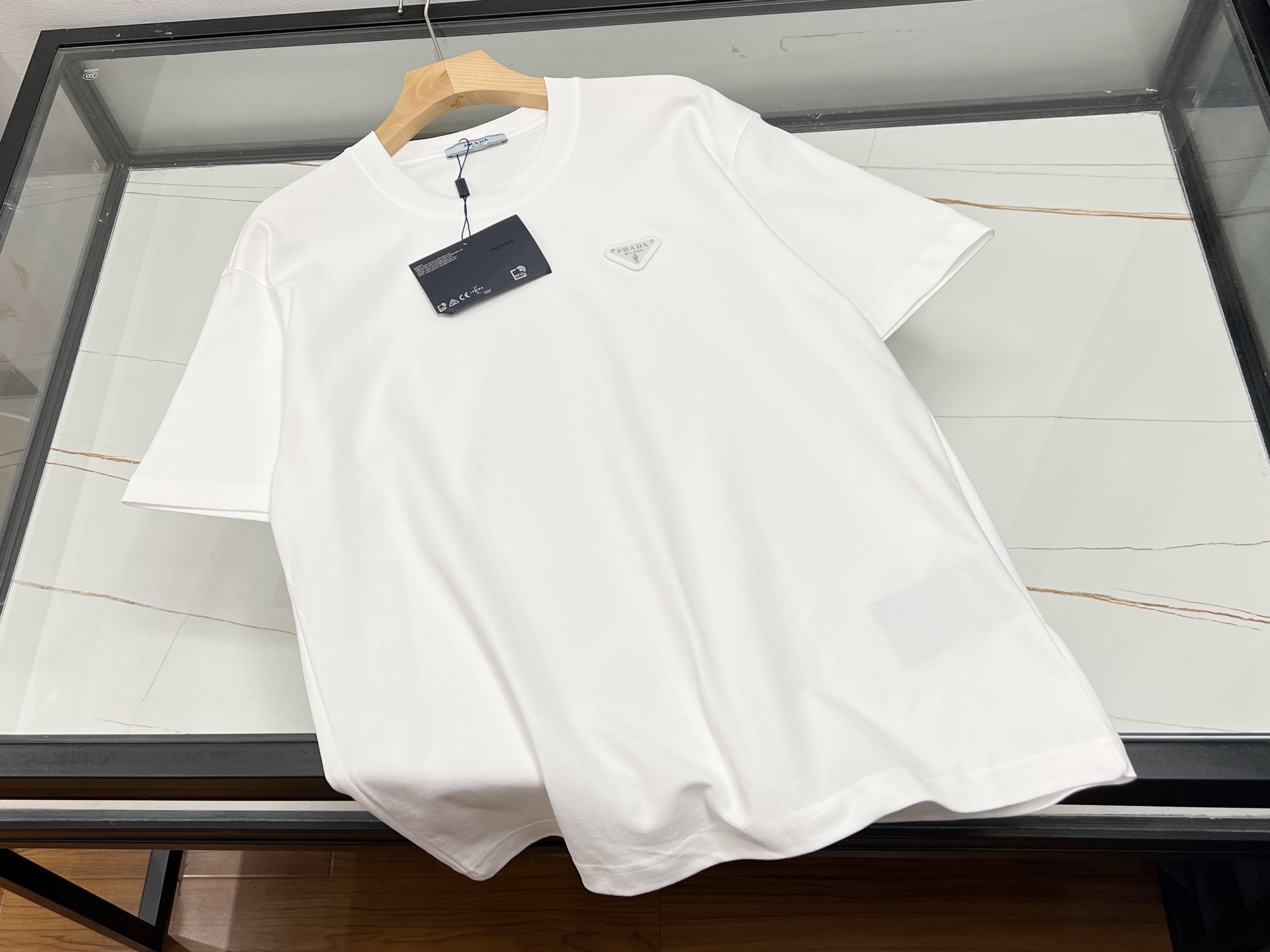 NO:885885,-26SS - fashionable casual short-sleeved summer style must-have!  When the sun shines on the street corner, a fashionable casual short-sleeved shirt is a secret weapon for men to show off their style. It outlines a beautiful outline with an extremely simple design language, without the need for complicated decoration, and its excellent quality alone is enough to attract everyone's attention.  This short-sleeved shirt is the crystallization of the wisdom of simplifying complexity, embracing unrestricted comfort, allowing you to enjoy your life freely in the hot summer. The light-weight fabric brings an unprecedented comfortable experience, the cool touch instantly awakens vitality, and the all-weather dry care allows you to say goodbye to the embarrassment of sweating.  It is not only clothing, but also a trend vane. Wearing it will instantly enhance your overall temperament and aura and become the most shining presence on the street. Simple yet tasteful, with various styles and colors, it can meet your changing personal needs and show extraordinary style and taste. Choosing it means choosing a free and casual high-quality lifestyle, making summer more exciting!  Available now in two colors XS-S-M-L, Prada-clothing, prada, T-shirt,19860909-26SS——时尚潮流休闲短袖夏日型格必备！ 当阳光洒满街角,一件时尚潮流的休闲短袖便是男士们展现型格的秘密武器.它以极致简约的设计语言,勾勒出至美轮廓,无需繁复装饰,仅凭卓越品质便足以吸引众人目光. 这款短袖,是化繁为简的智慧结晶,拥抱无拘舒适感,让你在炎炎夏日畅享自在人生.轻盈如羽毛的面料,带来前所未有的舒爽体验,冰爽触觉瞬间唤醒活力,全天候干爽呵护,让你告别汗流浃背的尴尬. 它不仅是服饰,更是潮流风向标,穿上它,瞬间提升整体气质与气场,成为街头最闪亮的存在.简约而不失品味,多样款式与色彩,满足你多变个性需求,展现非凡格调与品位. 选择它,就是选择一种自由随性的高品质生活方式,让夏日更加精彩纷呈！ 现货发售二色XS-S-M-L,普拉达-服装,prada,T-shirt,,Women's clothing