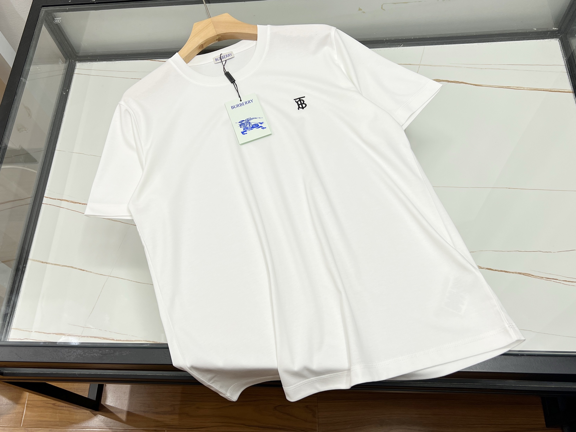 NO:886758,-26SS - fashionable casual short-sleeved summer style must-have!  When the sun shines on the street corner, a fashionable casual short-sleeved shirt is a secret weapon for men to show off their style. It outlines a beautiful outline with an extremely simple design language, without the need for complicated decoration, and its excellent quality alone is enough to attract everyone's attention.  This short-sleeved shirt is the crystallization of the wisdom of simplifying complexity, embracing unrestricted comfort, allowing you to enjoy your life freely in the hot summer. The light-weight fabric brings an unprecedented comfortable experience, the cool touch instantly awakens vitality, and the all-weather dry care allows you to say goodbye to the embarrassment of sweating.  It is not only clothing, but also a trend vane. Wearing it will instantly enhance your overall temperament and aura and become the most shining presence on the street. Simple yet tasteful, with various styles and colors, it can meet your changing personal needs and show extraordinary style and taste. Choosing it means choosing a free and casual high-quality lifestyle, making summer more exciting!  Ready for sale in three colors XS-S-M-L, Burberry-clothing, T-shirt,19860909-26SS——时尚潮流休闲短袖夏日型格必备！ 当阳光洒满街角,一件时尚潮流的休闲短袖便是男士们展现型格的秘密武器.它以极致简约的设计语言,勾勒出至美轮廓,无需繁复装饰,仅凭卓越品质便足以吸引众人目光. 这款短袖,是化繁为简的智慧结晶,拥抱无拘舒适感,让你在炎炎夏日畅享自在人生.轻盈如羽毛的面料,带来前所未有的舒爽体验,冰爽触觉瞬间唤醒活力,全天候干爽呵护,让你告别汗流浃背的尴尬. 它不仅是服饰,更是潮流风向标,穿上它,瞬间提升整体气质与气场,成为街头最闪亮的存在.简约而不失品味,多样款式与色彩,满足你多变个性需求,展现非凡格调与品位. 选择它,就是选择一种自由随性的高品质生活方式,让夏日更加精彩纷呈！ 现货发售三色XS-S-M-L,博柏利-服装,T-shirt,,Women's clothing