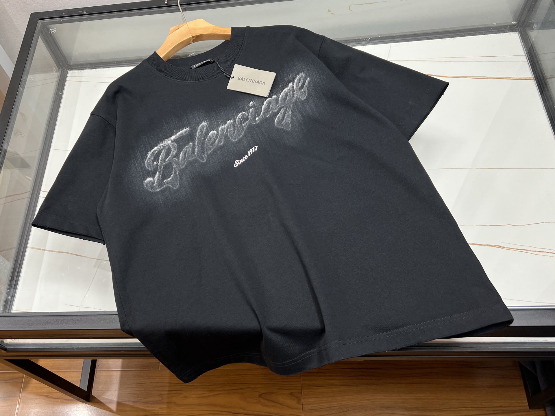 NO:886743,-26SS - The new favorite of fashionable jacquard letter short sleeves on the chest. This fashionable laminated letter short sleeve on the chest is undoubtedly a fashion tool this summer. The simple yet personalized design presents letter elements on the chest with exquisite laminated technology. The lines are smooth and the texture is full, adding unique charm to the overall shape.  As for the fabric, it uses high-quality skin-friendly material, which is breathable and sweat-absorbent, keeping you dry and comfortable even in the hot summer. The shape is crisp, slim but not tight, and perfectly outlines the body lines. Whether paired with casual jeans to show a casual and comfortable street style; or combined with sports shorts to create a vibrant sports style, it can be easily controlled. Wear it, be at the forefront of fashion, become the center of attention, and easily start your trendy summer journey.  Available now in black/white XS-L, Balenciaga-clothing, balenciaga, shorts, jeans, T-shirt,19860909-26SS——胸前时尚提花字母短袖潮流新宠 这件胸前时尚压胶字母短袖,无疑是今夏的时尚利器.简约而不失个性的设计,在胸前以精致压胶工艺呈现字母元素,线条流畅,质感十足,为整体造型增添了独特魅力. 面料上,它选用优质亲肤材质,透气又吸汗,即便在炎炎夏日,也能让你时刻保持干爽舒适.版型挺括,修身却不紧绷,完美勾勒出身体线条. 无论是搭配休闲牛仔裤,展现随性自在的街头风；还是与运动短裤组合,打造活力四射的运动范儿,它都能轻松驾驭.穿上它,走在时尚前沿,成为众人瞩目的焦点,轻松开启属于你的潮流夏日之旅. 现货发售黑色/白色XS-L,巴黎世家-服装,balenciaga,shorts,jeans,T-shirt,,Women's clothing