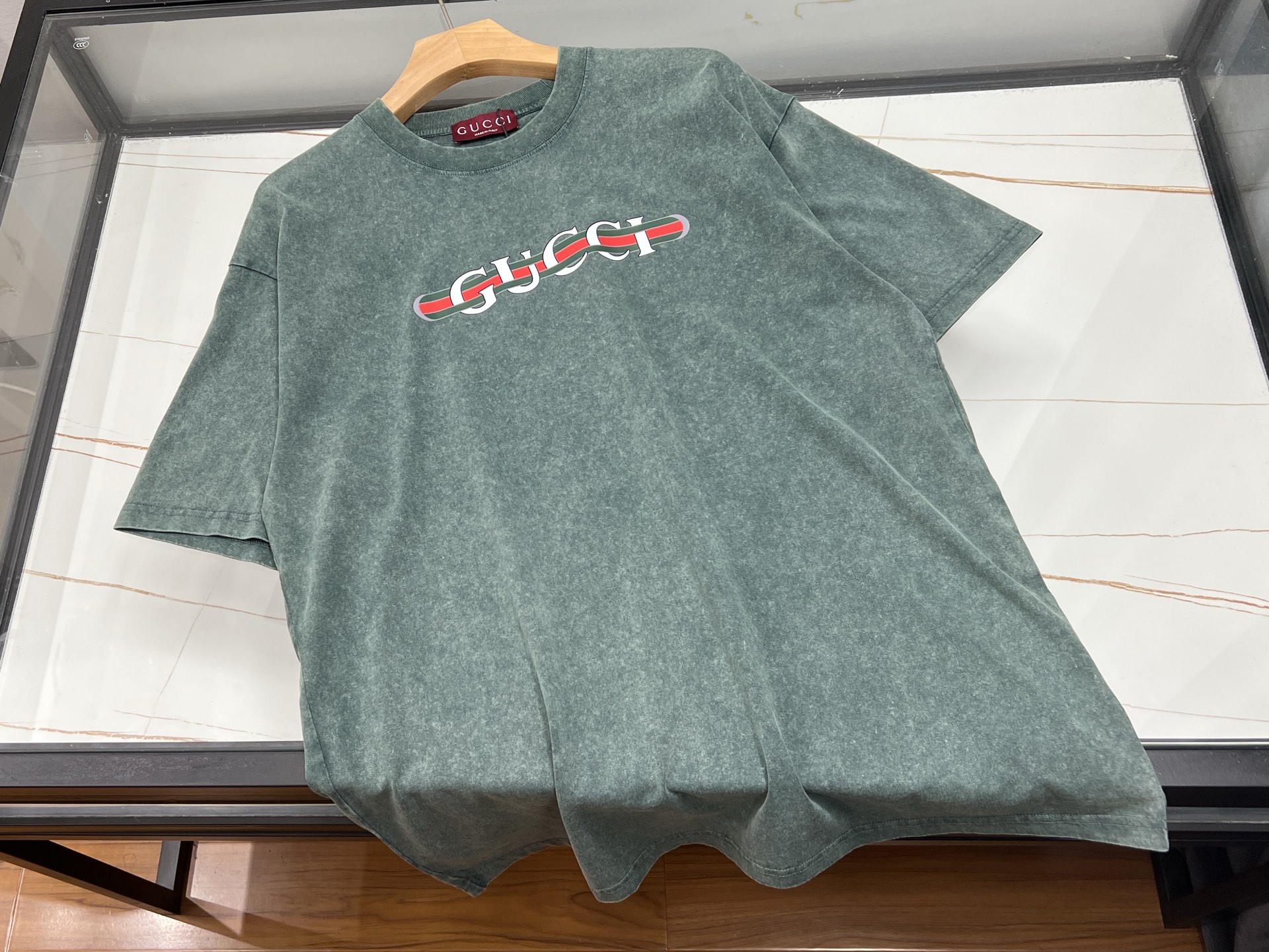 NO:886773,-26SS————Washed fashionable short-sleeved shirt is a refreshing choice for summer. In the hot summer, a washed fashionable short-sleeved shirt is a must-have item in the wardrobe. It is made of high-quality silk-soft cotton fabric, which is moisture-absorbent and breathable. The cloth has a soft light color and a soft touch, bringing an extremely comfortable wearing experience. The washing process gives the clothes a unique texture, which not only retains the natural skin-friendliness of pure cotton, but also adds a sense of casual fashion.  When cleaning, just soak the short sleeves in warm water, add an appropriate amount of laundry detergent, and gently rub the collar, cuffs and other easily dirty parts. The foam will be fine and rich, as if you are doing a gentle SPA for the clothes. After rinsing, wring it out and hang it in a ventilated place. The short sleeves in the sun will sway lightly in the wind, exuding a light fragrance, as if telling the leisure and comfort of summer.  Whether worn with jeans or shorts, washed fashionable short-sleeves can be easily worn, keeping you fresh and fashionable in the hot summer. Available in stock in two colors XS-L, Gucci-clothing, gucci, shorts, jeans, T-shirt,19860909-26SS———水洗时尚短袖夏日清爽之选 夏日炎炎,一件水洗时尚短袖是衣橱里的必备单品.它采用优质丝柔棉面料,吸湿透气,布面光色柔和,触感柔软,带来极致舒适的穿着体验.水洗工艺赋予衣物独特质感,既保留了纯棉的天然亲肤性,又增添了几分随性的时尚感.  清洗时,只需将短袖浸泡在温水中,加入适量洗衣液,轻轻揉搓领口、袖口等易脏部位,泡沫细腻丰富,仿佛在为衣物做一场温柔的SPA.漂洗后拧干,挂在通风处,阳光下的短袖随风轻摆,散发着淡淡的清香,仿佛在诉说着夏日的悠闲与惬意.  无论是搭配牛仔裤还是短裤,水洗时尚短袖都能轻松驾驭,让你在炎炎夏日中保持清爽与时尚. 现货发售二色XS-L,古驰-服装,gucci,shorts,jeans,T-shirt,,Women's clothing