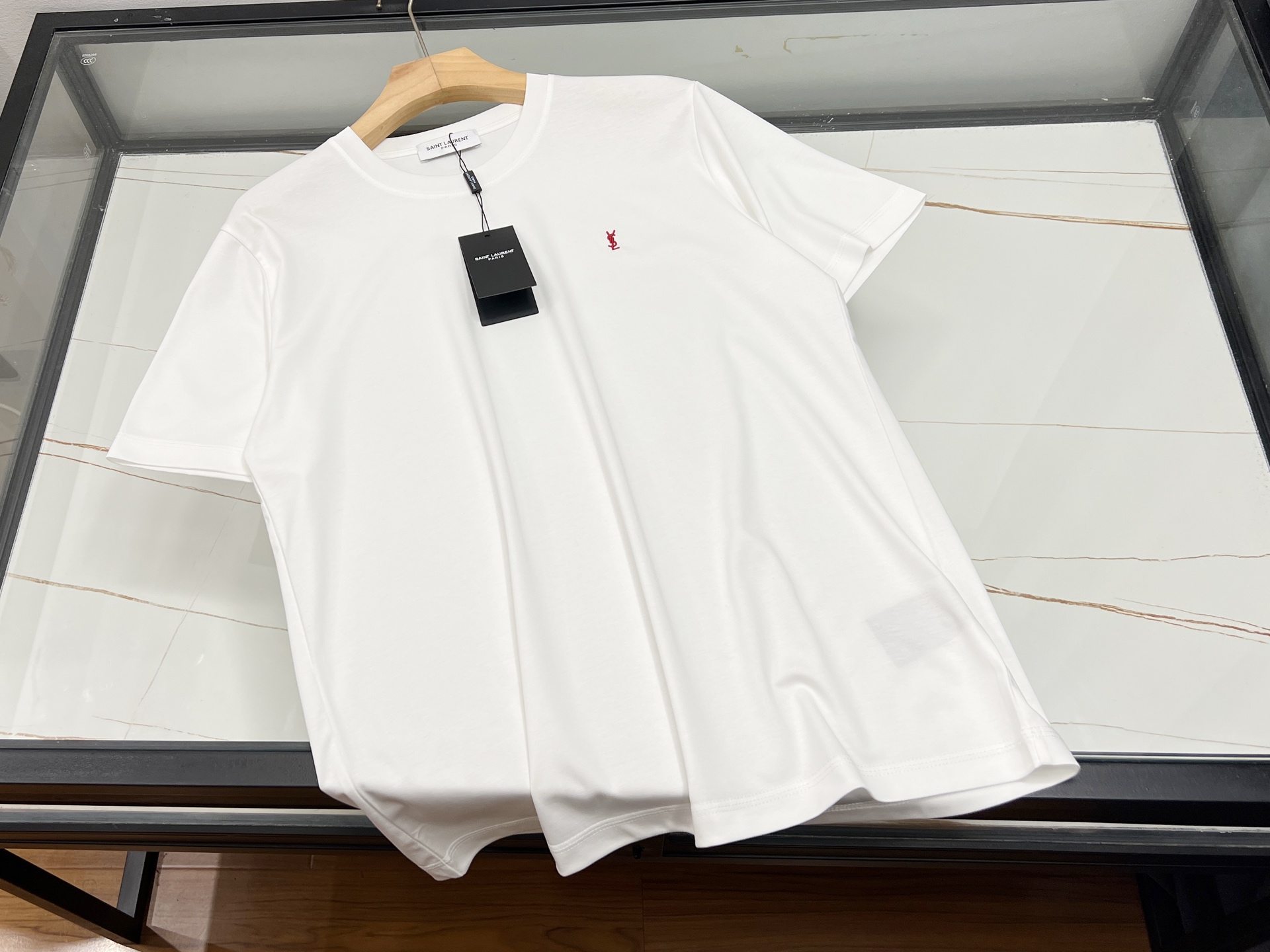 NO:886759,-26SS - Mercerized short sleeves with fashionable embroidered letters are the finishing touch of the summer wardrobe. They are made of mercerized cotton fabric, which is soft and smooth to the touch, with its own luster, exuding low-key luxury in the sun. The exquisite embroidered letters are exquisite in craftsmanship and three-dimensional and full, adding artistic flavor to the simple short sleeves and highlighting unique personality.  .The slim fit fits the body shape and outlines beautiful lines, making you slim and elegant. Whether it is worn with jeans for a casual look or with shorts for a refreshing and energetic look, it can be easily worn. It is not only a piece of clothing, but also an expression of fashion attitude, making you the focus of the summer streets and showing off your charm with confidence.  Two-color XS-L, Saint Laurent-clothing, saint laurent, shorts, jeans, T-shirt, available for sale now.19860909-26SS——丝光时尚刺绣字母短袖,是夏日衣橱的点睛之笔.其采用丝光棉面料,触感柔软顺滑,自带光泽感,在阳光下散发低调奢华.精致的刺绣字母工艺精湛,立体饱满,为简约的短袖增添艺术气息,彰显独特个性.修身版型贴合身形,勾勒出优美线条,既显瘦又显气质.无论是搭配牛仔裤展现休闲随性,还是配短裤打造清爽活力,都能轻松驾驭.它不仅是一件服装,更是时尚态度的表达,让你在夏日街头成为焦点,自信绽放魅力. 现货发售二色XS-L,圣罗兰-服装,saint laurent,shorts,jeans,T-shirt,,Women's clothing