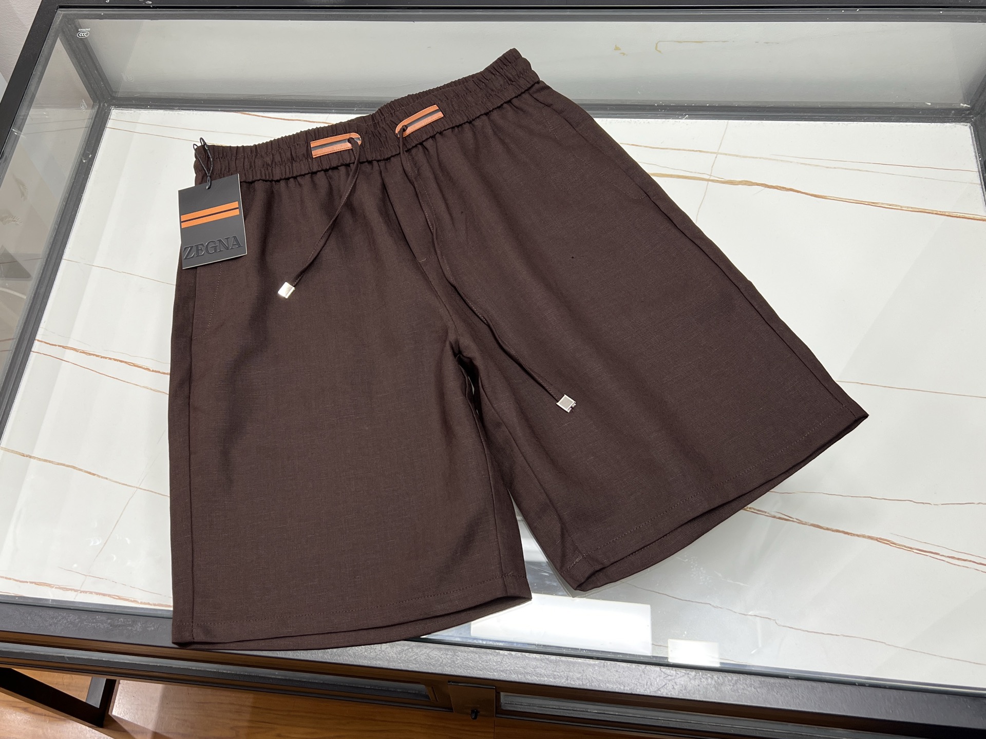 NO:886742,-26SS————EZ fashionable linen casual mid-pants, unlocking the casual style of summer. This fashionable linen casual mid-pants is a must-have item for the summer wardrobe. It is made of high-quality linen fabric, which is naturally breathable and sweat-absorbent. Even in the hot summer, it allows the skin to breathe freely and keeps you dry and comfortable at all times.  Mid-pants are neat and stylish, loose and moderate, cleverly modifying the leg lines, covering the flesh and making you look slimmer. The classic solid color design is simple but not out of style. Whether it is paired with a simple white T to show a fresh and casual feel, or paired with a shirt to create a casual and sophisticated workplace style, it can be easily controlled. The details are full of quality, exquisite stitching, and practical pockets, which are both beautiful and practical. Wear them, stroll on the streets, and enjoy the pleasant summer time, fashion and comfort are all in one step.  Three colors 31-32-33-34-35-36, men's clothing, shirts, ready for delivery19860909-26SS———EZ时尚面麻休闲中裤,解锁夏日随性风尚 这款时尚面麻休闲中裤,是夏日衣橱的必备单品.它精选优质面麻面料,天然透气,吸汗性强,即便在炎炎夏日,也能让肌肤自由呼吸,时刻保持干爽舒适. 中裤版型利落有型,宽松适度,巧妙修饰腿部线条,遮肉又显瘦.经典的纯色设计,简约而不失格调,无论是搭配简约白T,展现清新休闲感；还是配上衬衫,打造轻熟职场风,都能轻松驾驭. 细节之处尽显品质,精致的缝线、实用的口袋,兼具美观与实用.穿上它,漫步街头,享受夏日惬意时光,时尚与舒适一步到位. 现货发货三色31-32-33-34-35-36,男装,shirts,,Women's clothing