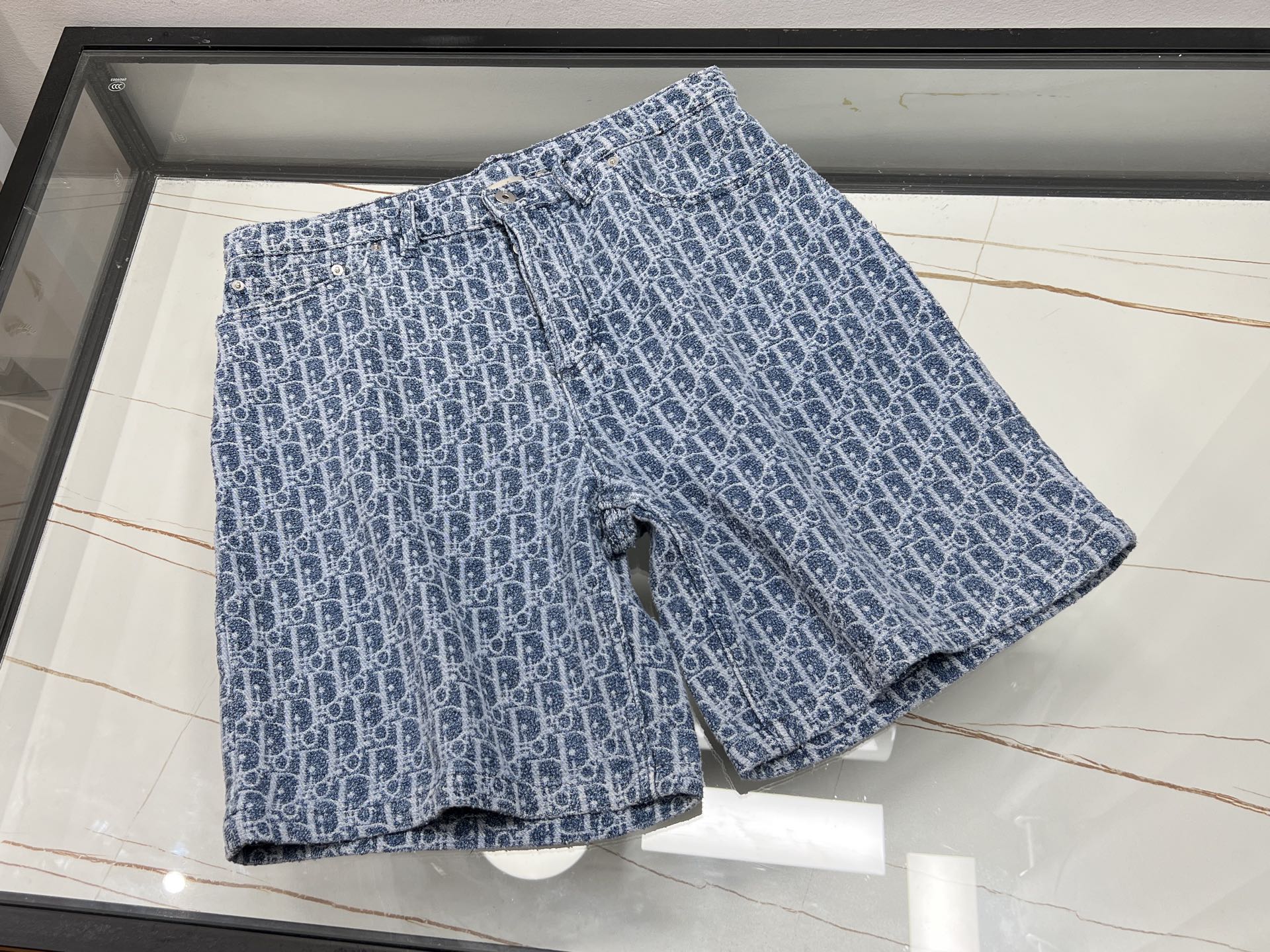 NO:886725,-26SS————Jacquard lettered denim shorts are a fashion favorite in the summer wardrobe. High-quality denim fabrics are selected, with a crisp and breathable texture, making them comfortable to wear. The unique jacquard craftsmanship of the pants body cleverly integrates letters into it, breaking the monotony of conventional denim, adding personality and fashion. The shorts have a neat shape, and the high-waist design lengthens the legs.  The crotch line makes you look taller and slimmer. The trouser legs are slightly rolled, casual and free. Whether paired with a simple white T-shirt to show a casual and refreshing style; or paired with a midriff-baring crop top to highlight a youthful and energetic style, it can be easily controlled. Whether you are strolling on the street or vacationing at the beach, it is an excellent choice to make you stand out from the crowd and show your fashionable charm.  Spot sale light blue 28-30-32-34-36, Dior-clothing, dior, shorts,19860909-26SS————提花字母牛仔短裤,是夏日衣橱里的时尚宠儿.精选优质牛仔面料,质感挺括又透气,穿着舒适自在.裤身独特的提花工艺,将字母巧妙融入其中,打破常规牛仔的单调,增添个性与潮流感.短裤版型利落,高腰设计拉长腿部线条,显高又显瘦.裤腿微微卷边,随性又洒脱.无论是搭配简约白T,展现休闲清爽风；还是配上露脐短上衣,凸显青春活力范,都能轻松驾驭.无论是漫步街头,还是海边度假,它都是绝佳选择,让你在人群中脱颖而出,尽显时尚魅力. 现货发售浅蓝色28-30-32-34-36,迪奥-服装,dior,shorts,,Women's clothing