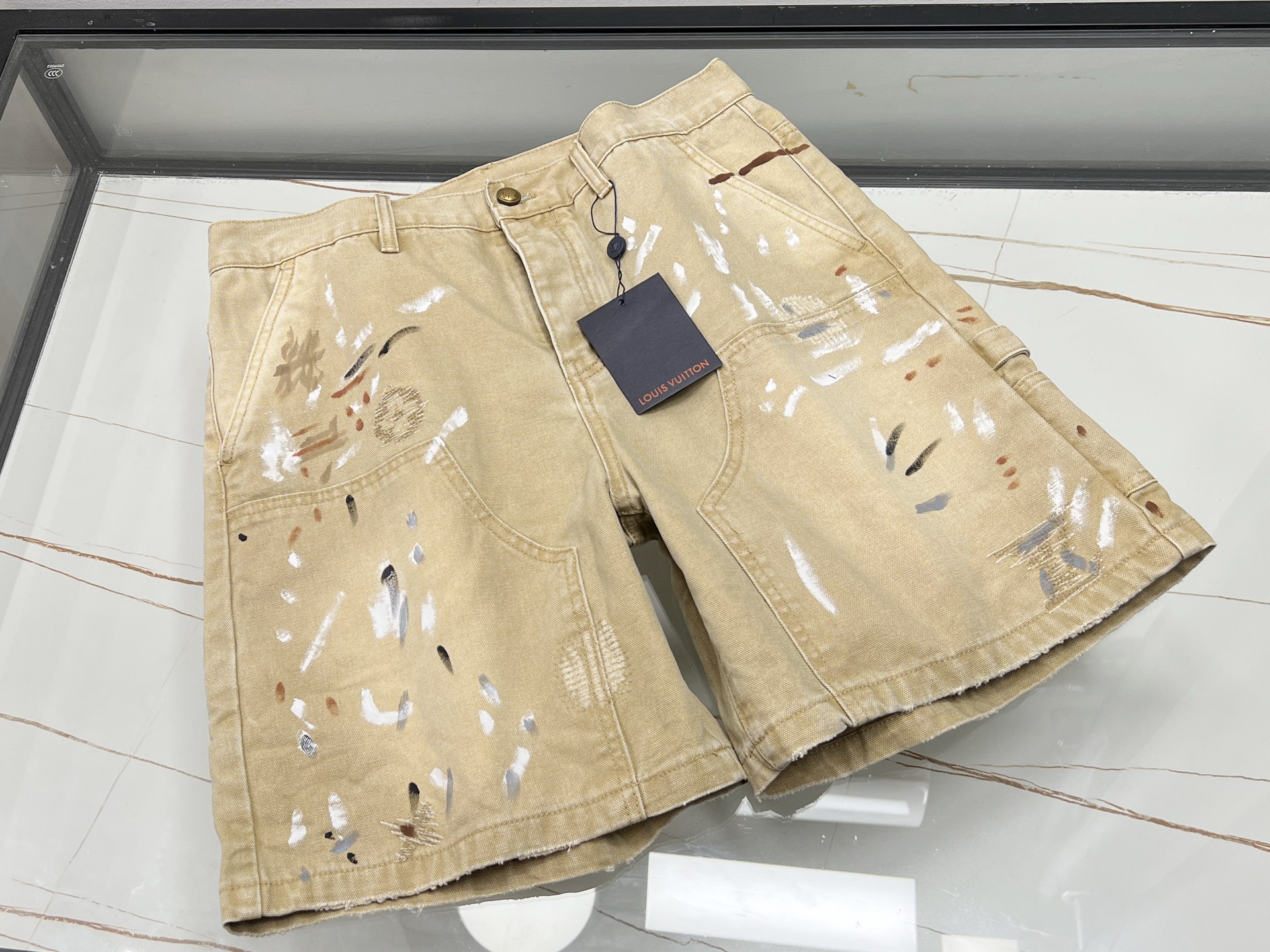 NO:886707,-26SS————Jacquard lettered denim shorts are a fashion favorite in the summer wardrobe. High-quality denim fabrics are selected, with a crisp and breathable texture, making them comfortable to wear. The unique jacquard craftsmanship of the pants body cleverly integrates letters into it, breaking the monotony of conventional denim, adding personality and fashion. The shorts have a neat shape, and the high-waist design lengthens the legs.  The crotch line makes you look taller and slimmer. The trouser legs are slightly rolled, casual and free. Whether paired with a simple white T-shirt to show a casual and refreshing style; or paired with a midriff-baring crop top to highlight a youthful and energetic style, it can be easily controlled. Whether you are strolling on the street or vacationing at the beach, it is an excellent choice to make you stand out from the crowd and show your fashionable charm.  Spot sale khaki 28-30-32-34-36, Louis Vuitton-clothing, louis vuitton, shorts,19860909-26SS————提花字母牛仔短裤,是夏日衣橱里的时尚宠儿.精选优质牛仔面料,质感挺括又透气,穿着舒适自在.裤身独特的提花工艺,将字母巧妙融入其中,打破常规牛仔的单调,增添个性与潮流感.短裤版型利落,高腰设计拉长腿部线条,显高又显瘦.裤腿微微卷边,随性又洒脱.无论是搭配简约白T,展现休闲清爽风；还是配上露脐短上衣,凸显青春活力范,都能轻松驾驭.无论是漫步街头,还是海边度假,它都是绝佳选择,让你在人群中脱颖而出,尽显时尚魅力. 现货发售卡其28-30-32-34-36,路易威登-服装,louis vuitton,shorts,,Women's clothing