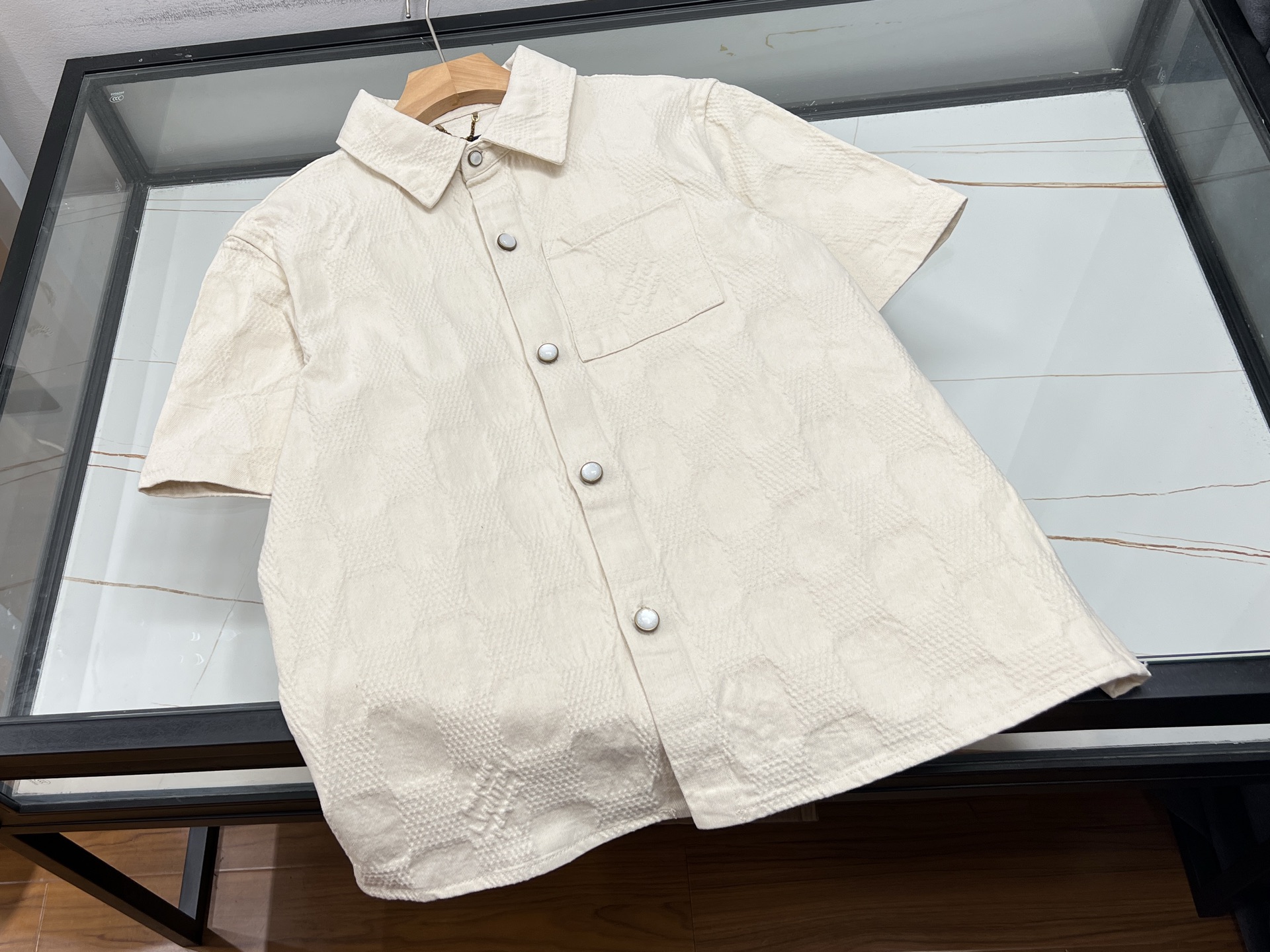 NO:886689,-26SS - The perfect fusion of fashion and personality in the jacquard letter denim shirt. The jacquard letter denim shirt is undoubtedly a unique existence in the fashion world. The classic denim fabric has a crisp texture, wear resistance and a retro and casual atmosphere. The integration of the jacquard letter element instantly breaks the rules and injects a trendy soul into the shirt.  The exquisite jacquard craftsmanship makes the letters three-dimensional and layered, and every detail highlights the quality. It not only has the casualness of cowboys, but also shows a personal attitude with the letter design. Whether it is paired with simple jeans to create a casual daily style, or worn with a suit jacket to create a mixed fashion sense, it can be easily controlled. Wearing it, it seems to have a fashion aura, stand out from the crowd, and become a beautiful scenery on the street. Available now in light white S-XL, Louis Vuitton-clothing, louis  vuitton,jeans,jackets & coats,shirts,business suit,19860909-26SS——提花字母牛仔衬衫时尚与个性的完美融合 提花字母牛仔衬衫,无疑是时尚界的独特存在.经典的牛仔面料,质感挺括,耐磨耐穿,自带复古与休闲气息.而提花字母元素的融入,瞬间打破常规,为衬衫注入潮流灵魂. 精致的提花工艺,让字母立体且富有层次感,每一处细节都彰显品质.它既有着牛仔的随性自在,又凭借字母设计展现出个性态度.无论是搭配简约的牛仔裤,打造休闲日常风；还是外搭西装外套,营造混搭时尚感,都能轻松驾驭.穿上它,仿佛自带时尚光环,在人群中脱颖而出,成为街头一道亮丽的风景线. 现货发售浅白色S-XL,路易威登-服装,louis vuitton,jeans,jackets & coats,shirts,business suit,,Women's clothing