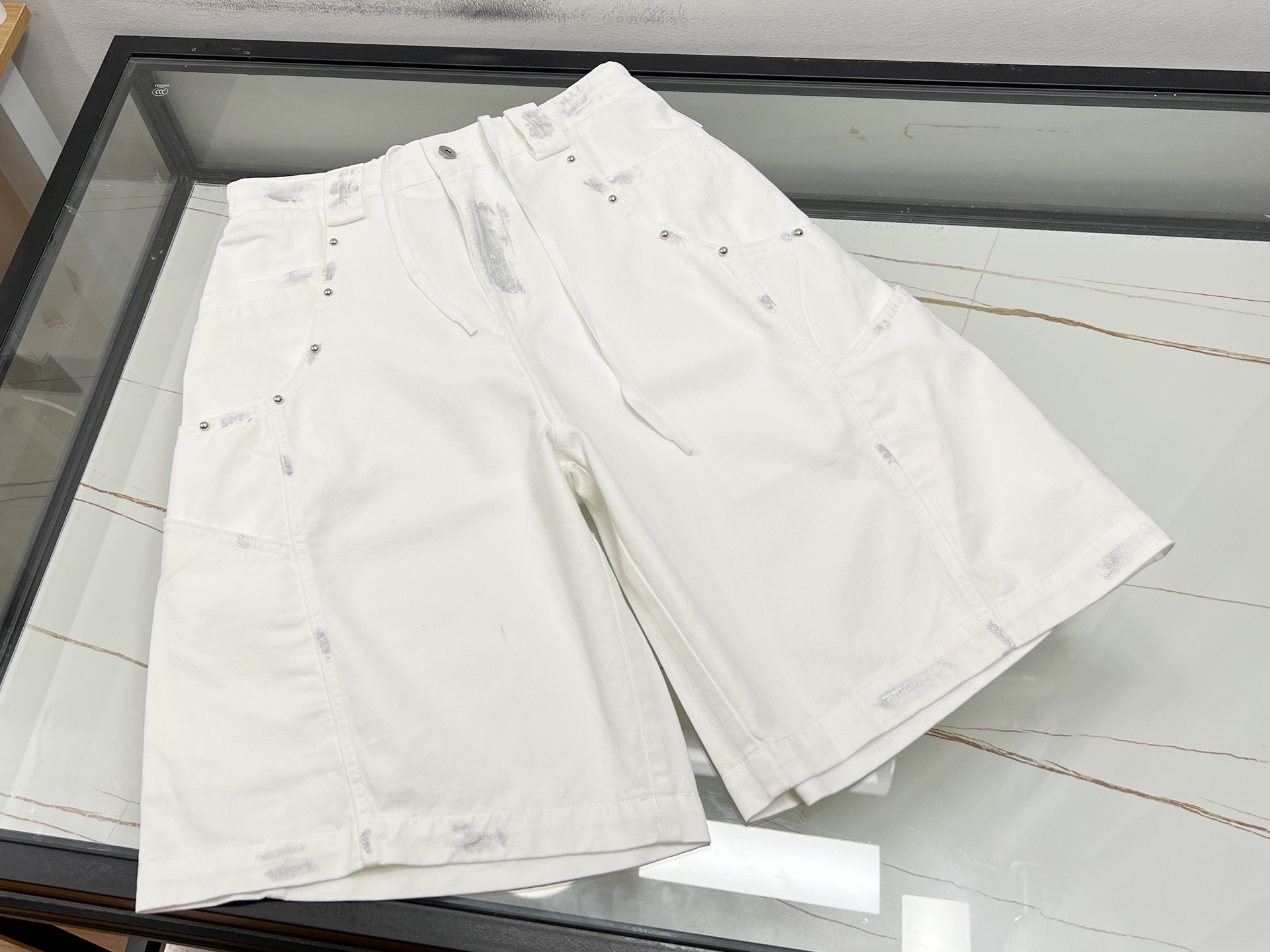 NO:886654,-26SS——jia pocket fashionable casual pants, unlocking a new trend in summer wear. These pocket fashionable casual pants are a must-have item in the summer wardrobe. They are made of high-quality fabrics, soft to the touch and skin-friendly, and have excellent breathability. Even in the hot summer, they can allow the skin to breathe freely and keep you dry and comfortable at all times.  The unique multi-pocket design is not only practical and can easily store small items such as mobile phones and keys, but also adds a bit of casualness and uninhibitedness to the overall look. The slim fit cleverly modifies the leg lines, making you appear slimmer and taller. The classic solid color style is simple and versatile. Whether paired with a simple T-shirt or a trendy shirt, you can easily create a fashionable and casual street look, making you confident on the streets in summer and becoming the center of attention.  Ready to ship white XS-S-M-L, men's and women's clothing, shirts, tees, t-shirts,19860909-26SS———jia口袋时尚休闲中裤,解锁夏日穿搭新潮流 这款口袋时尚休闲中裤,是夏日衣橱的必备单品.它采用优质面料,触感柔软亲肤,透气性极佳,即便在炎炎夏日,也能让肌肤畅快呼吸,时刻保持干爽舒适. 独特的多口袋设计,不仅实用性强,能轻松收纳手机、钥匙等小物件,还为整体造型增添了几分随性与不羁.修身的版型巧妙修饰腿部线条,显瘦又显高.经典的纯色款式,简约百搭,无论是搭配简约的T恤,还是潮流的衬衫,都能轻松打造出时尚休闲的出街造型,让你在夏日街头自信满满,成为众人瞩目的焦点. 现货发货白色XS-S-M-L,男装女装,shirts,tees，t-shirt,,Women's clothing