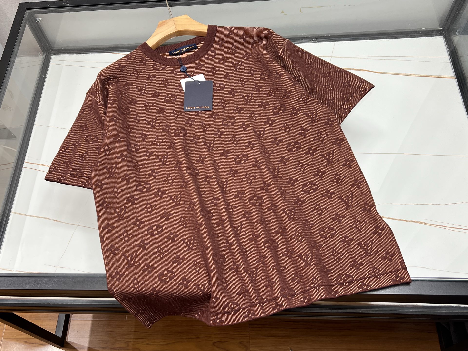 NO:887762,-26SS - Jacquard knitted letter short sleeves, a perfect fusion of fashion and personality. Selected high-quality knitted fabrics are soft and skin-friendly, have good breathability, and are comfortable to wear. The unique jacquard technology allows the letter pattern to be presented three-dimensionally, with a sense of layering and texture, saying goodbye to monotonous planes and highlighting unique taste.  The short-sleeved style is neat, modifying the arm lines, refreshing and slimming. The letter elements can be simple or playful, adding highlights to the overall look. Whether it is paired with jeans for a casual and casual style, or with a short skirt for a sweet style, it can be easily controlled. It is not only an eye-catching item for daily travel, but also a fashion statement to express yourself, making you stand out from the crowd. Available in two colors S-XL, Louis Vuitton-clothing, louis vuitton, skirts, jeans, T-shirt,19860909-26SS——提花针织字母短袖,将时尚与个性完美融合.精选优质针织面料,柔软亲肤,透气性佳,穿着舒适自在.独特的提花工艺,让字母图案立体呈现,富有层次感与质感,告别单调平面,彰显独特品味. 短袖版型利落,修饰手臂线条,清爽又显瘦.字母元素或简约或俏皮,为整体造型增添亮点,无论是搭配牛仔裤展现休闲随性,还是配短裙打造甜美风格,都能轻松驾驭.它不仅是日常出行的吸睛单品,更是表达自我的时尚宣言,让你在人群中脱颖而出. 现货发售二色S-XL,路易威登-服装,louis vuitton,skirts,jeans,T-shirt,,Women's clothing