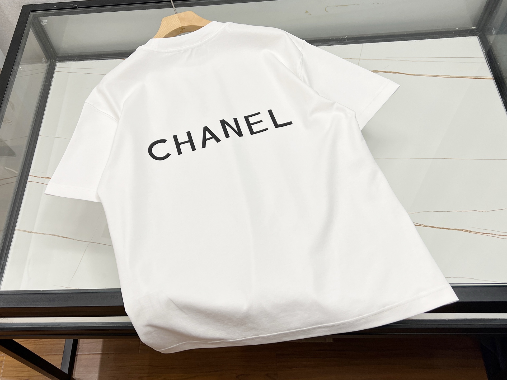 NO:887782,-26SS - Cotton short-sleeves with embossed letters, a must-have item for summer fashion. This cotton short-sleeves with embossed letters is an excellent choice for your summer wardrobe. Selected high-quality pure cotton fabrics are soft to the touch and skin-friendly, and have excellent breathability. Even in the hot summer, your skin can breathe freely, keeping you dry and comfortable at all times.  The embossed letter design on the short sleeves is unique and full of three-dimensionality, adding a fashionable personality element to the simple style. Whether it is paired with jeans to show a casual and casual style, or combined with a short skirt to create a sweet atmosphere, it can be easily controlled. The classic and versatile style is suitable for a variety of occasions, allowing you to exude unique charm anytime and anywhere, and easily become the focus of the crowd. Available in stock in two colors XS-S-M-L, Chanel-clothing, chanel, skirts, jeans, T-shirt,19860909-26SS——压花字母纯棉短袖,夏日时尚必备单品 这款压花字母纯棉短袖,是夏日衣橱的绝佳选择.精选优质纯棉面料,触感柔软亲肤,透气性极佳,即便在炎炎夏日,也能让肌肤自由呼吸,时刻保持干爽舒适. 短袖上的压花字母设计独具匠心,立体感十足,为简约的款式增添了时尚个性元素.无论是搭配牛仔裤展现休闲随性,还是与短裙组合营造甜美氛围,它都能轻松驾驭.经典百搭的款式,适配多种场合,让你随时随地散发独特魅力,轻松成为人群焦点. 现货发售二色XS-S-M-L,香奈儿-服装,chanel,skirts,jeans,T-shirt,,Women's clothing