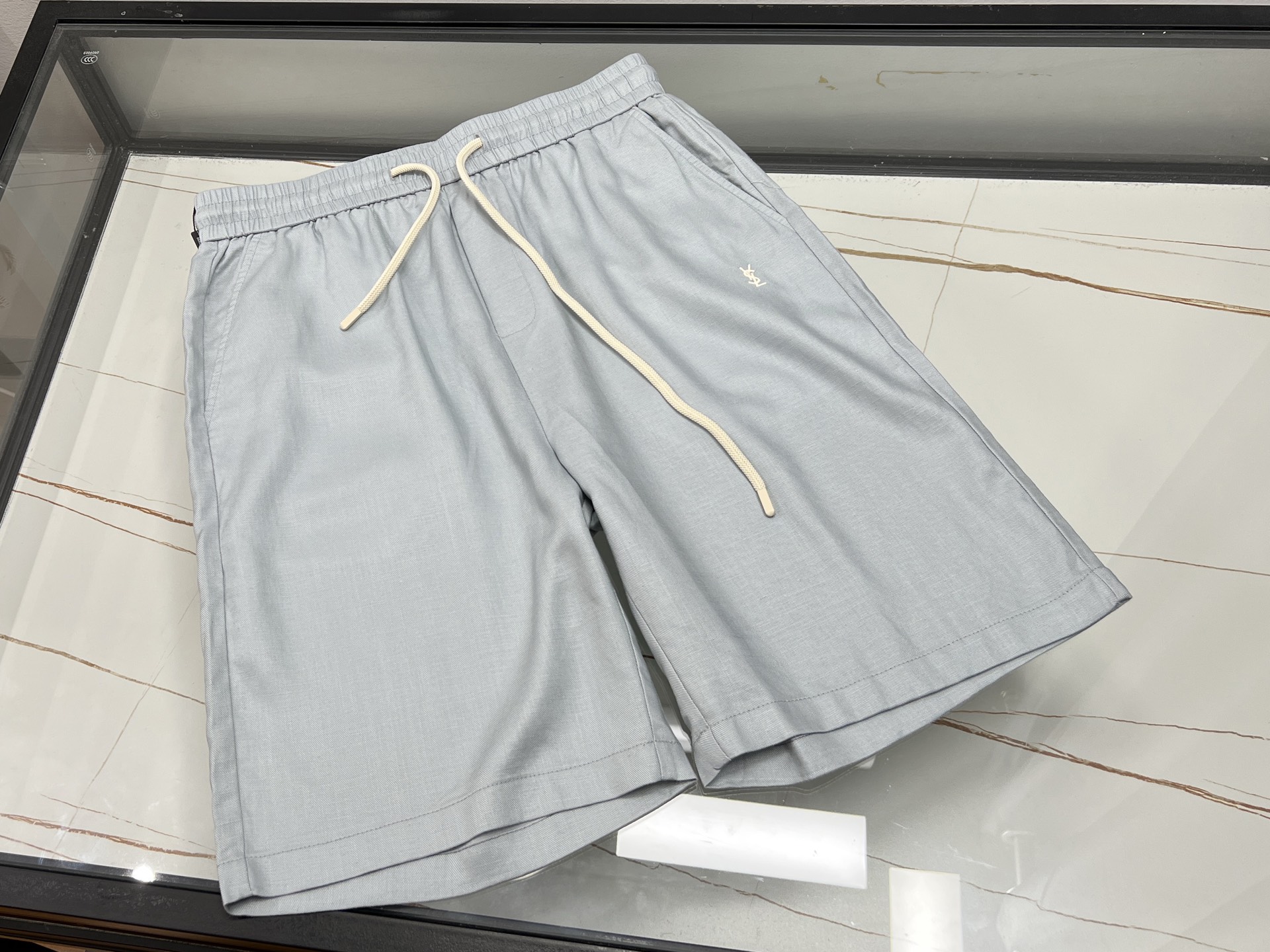 NO:888186,-26SS————SLP letter embroidered casual pants, unlocking casual summer fashion. These letter embroidered casual pants are a treasure item in the summer wardrobe. The overall lines of the pants are neat and smooth, and the length of the pants is just right. It is cool and neat, and there is no sense of restraint when moving.  The most eye-catching thing is undoubtedly the exquisite letter embroidery. The stitching is delicate and the letters are three-dimensional and full, which adds personality and artistic touch to the simple pants. The fabric is skin-friendly and breathable, soft and comfortable to wear next to the body, and has good sweat absorption, keeping you dry even in the hot summer.  In terms of matching, it can be called a 'universal match'. Paired with a simple white T, it is refreshing and youthful; paired with a printed shirt, it is full of fashion; paired with a pair of casual sneakers, you can easily create a street trend, whether it is daily outing or sports and fitness, it can make you comfortable and fashionable. Ready for sale light blue XS-S-M-L, saint laurent - clothing, loro piana, saint laurent, sneakers, shirts,19860909-26SS———SLP字母刺绣休闲中裤,解锁夏日随性时尚 这条字母刺绣休闲中裤,是夏日衣橱的宝藏单品.裤身整体线条利落流畅,中裤长度恰到好处,既凉爽又显利落,活动起来毫无束缚感. 最吸睛的当属那精致的字母刺绣,针法细腻,字母立体饱满,为简约的裤子增添了个性与艺术感.面料亲肤透气,贴身穿柔软舒适,吸汗性佳,即使夏日炎炎也能保持干爽. 搭配上,它堪称“万能搭子”.配简约白T,清爽又青春；搭印花衬衫,时尚感拉满；配上一双休闲运动鞋,轻松打造街头潮流风,无论是日常出街还是运动健身,都能让你自在又时髦. 现货发售浅蓝色XS-S-M-L,圣罗兰-服装,loro piana,saint laurent,sneakers,shirts,,Women's clothing