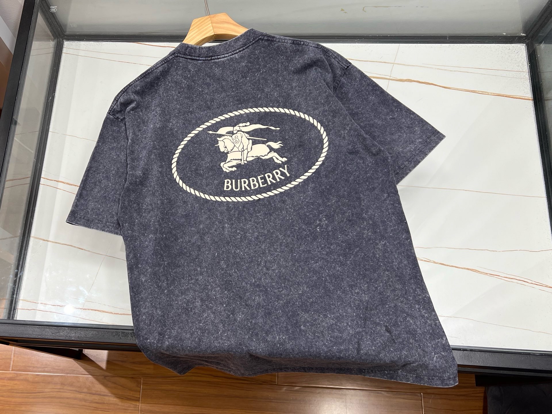 NO:889040,-26SS—— Letter washed distressed short-sleeved T-shirt is a fashion item suitable for both men and women, which perfectly combines retro and modern trend elements. It is made of high-quality fabrics and processed with a special washing process to show a natural distressed effect, which not only enhances the texture of the clothes, but also gives each piece a unique appearance. The letter pattern on the shirt is simple yet individual. Through slight wear and tear, it shows the traces of time and highlights the wear.  The wearer's unique taste. The short-sleeved design is suitable for spring and summer wear, which is both cool and comfortable. The loose-fitting cut is suitable for both men and women regardless of body shape. When paired with jeans, casual pants or skirts, you can easily create a casual and natural street style. Whether it is daily travel, gatherings with friends or casual sports, this short-sleeved T-shirt is your ideal choice, allowing you to stand out from the crowd and show your extraordinary charm.  Ready for sale gray XS-S-M-L, Burberry-clothing,skirts,jeans,T-shirt,tees,t-shirt,19860909-26SS———字母水洗做旧短袖T恤,是男女皆宜的时尚单品,完美融合了复古与现代潮流元素.采用优质面料,经过特殊水洗工艺处理,呈现出自然做旧效果,不仅增强了衣物的质感,还让每一件都拥有独一无二的外观.衣身上的字母图案,简约而不失个性,通过轻微磨损处理,更显岁月痕迹,彰显穿着者的独特品味.短袖设计,适合春夏季节穿着,既凉爽又舒适.宽松的版型剪裁,不挑身材,无论男女都能轻松驾驭,搭配牛仔裤、休闲裤或是半身裙,都能轻松打造出随性自然的街头风格.无论是日常出行、朋友聚会还是休闲运动,这款短袖T恤都是你的理想选择,让你在人群中脱颖而出,展现不凡魅力. 现货发售灰色XS-S-M-L,博柏利-服装,skirts,jeans,T-shirt,tees，t-shirt,,Women's clothing