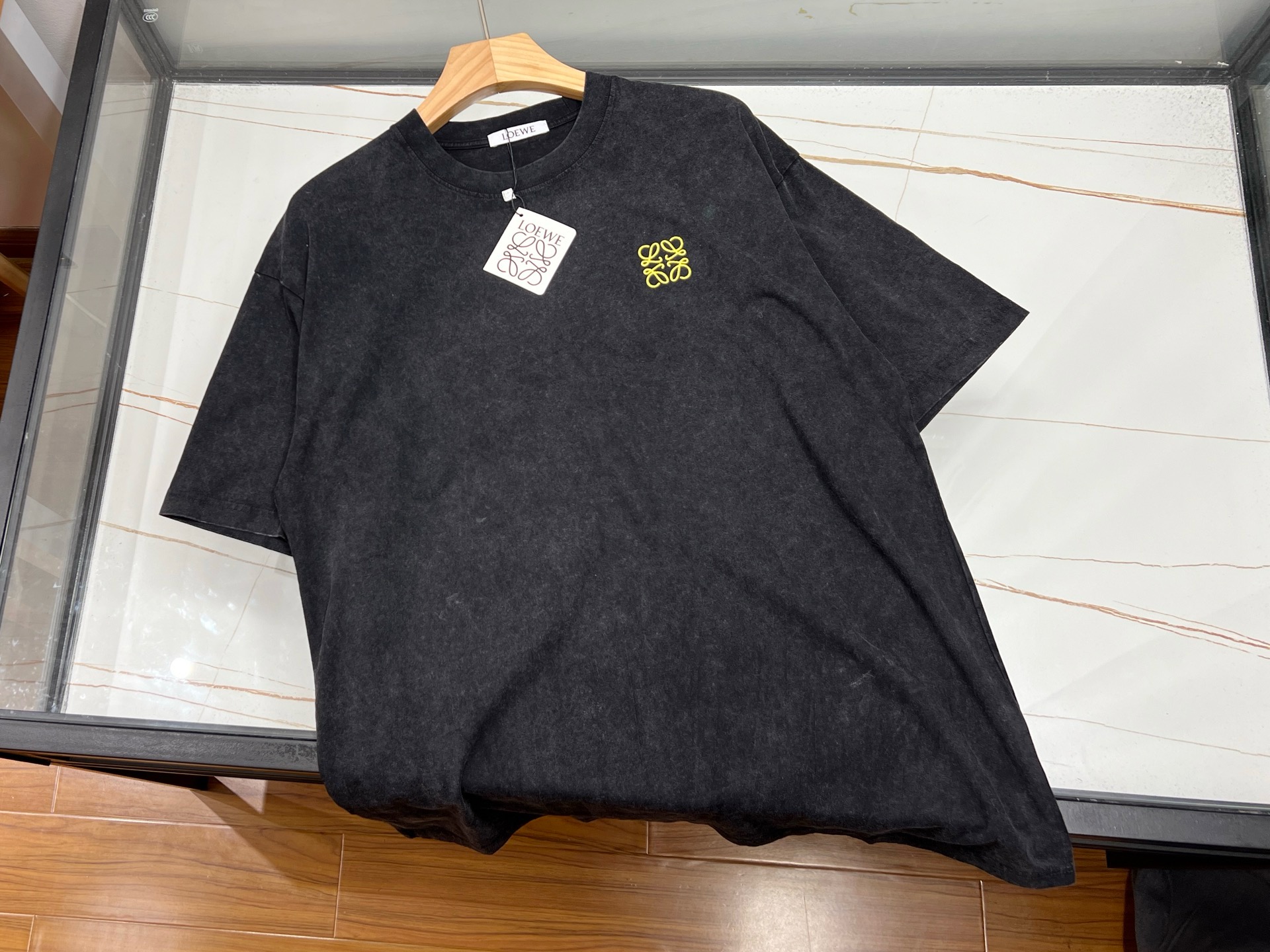 NO:889102,-26SS - Washed distressed printed short-sleeves, with its unique retro style and fashionable design, have become a must-have item in the summer wardrobe. The short-sleeves are made of high-quality fabrics and are processed through fine washing processes to show a natural distressed effect, which not only adds layering and three-dimensionality to the clothes, but also makes the wearing experience more comfortable and breathable. The printing pattern is unique and uses advanced printing technology to ensure that the image  The color of the case is bright, long-lasting and does not fade. At the same time, it complements the distressed background color, showing a different kind of artistic beauty. The simple short-sleeved design, combined with the casual distressed style, can be easily controlled whether it is daily leisure or fashion outing, showing the charm of personality. This washed distressed printed short-sleeve is not only a tribute to the classics, but also an interpretation of the trend, allowing you to enjoy coolness and fashion in the hot summer.  Available now in black and gray XS-L, Loewe-clothing, loewe, T-shirt,19860909-26SS——水洗做旧印花短袖,以其独特的复古风情和时尚设计,成为夏日衣橱的必备单品.短袖采用优质面料,经过精细的水洗工艺处理,呈现出自然的做旧效果,不仅增添了衣物的层次感和立体感,还让穿着体验更加舒适透气.印花图案别具一格,采用先进的印花技术,确保图案色泽鲜艳、持久不褪色,同时与做旧底色相得益彰,展现出别样的艺术美感.简约的短袖设计,搭配随性的做旧风格,无论是日常休闲还是时尚出街,都能轻松驾驭,彰显个性魅力.这款水洗做旧印花短袖,既是对经典致敬,也是对潮流的诠释,让你在炎炎夏日中,尽享清凉与时尚. 现货发售黑灰色XS-L,罗意威-服装,loewe,T-shirt,,Women's clothing