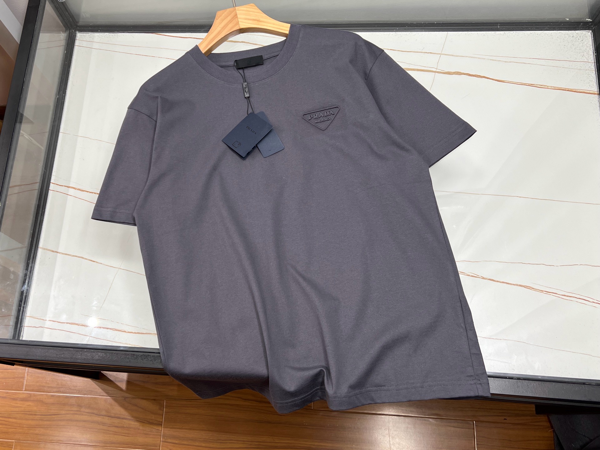NO:889087,-26SS——P letter short sleeves, with its simple yet fashionable design style, perfectly interpret the fashion concept of the same style for men and women. It is made of high-quality fabrics, soft and comfortable, and has good breathability. It can give the most considerate care to the skin whether it is hot summer or cool spring and autumn. The letter pattern on the short sleeves uses advanced printing technology, the color is bright and long-lasting, and it is not easy to fall off. It not only highlights the personality, but also maintains a low-key and restrained temperament.  In terms of shape design, this short-sleeved shirt focuses on the balance between self-cultivation and comfort, which can highlight the body lines without feeling restrictive. Whether it is paired with jeans, casual pants or a skirt, it can be easily worn to show different style charms. Whether it is daily travel, dating, shopping, or gatherings with friends, this short-sleeved letter can be your fashionable addition.  In short, with its simple and fashionable design, high-quality and comfortable fabrics and versatile styles, this letter short-sleeve has become the first choice for men and women, allowing you to enjoy fashion while also feeling unparalleled comfort. Available in stock gray XS-S-M-L, Prada-clothing, prada, skirts, jeans, T-shirt,19860909-26SS———P字母短袖,以其简约而不失时尚的设计风格,完美诠释了男女同款的时尚理念.采用优质面料,柔软舒适,透气性好,无论是炎炎夏日还是春秋微凉时节,都能给予肌肤最贴心的呵护.短袖上的字母图案,采用先进印花技术,色泽鲜艳持久,不易脱落,既彰显了个性,又不失低调内敛的气质. 版型设计上,这款短袖注重修身与舒适的平衡,既能够凸显身材线条,又不会感到束缚.无论是搭配牛仔裤、休闲裤还是半身裙,都能轻松驾驭,展现出不同的风格魅力.无论是日常出行、约会逛街还是朋友聚会,这款字母短袖都能成为你的时尚加分项. 总之,这款字母短袖以其简约时尚的设计、优质舒适的面料以及百搭的款式,成为了男女同款的优选之选,让你在享受时尚的同时,也能感受到无与伦比的舒适体验. 现货发售灰色XS-S-M-L,普拉达-服装,prada,skirts,jeans,T-shirt,,Women's clothing