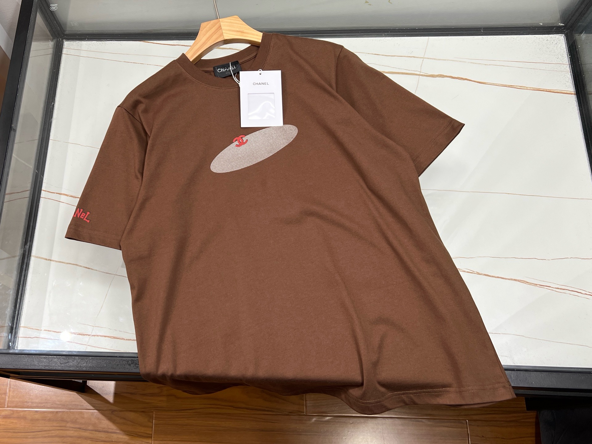 NO:889057,-CH26SS————The latest popular laminated letter incense style fashionable and trendy printed short-sleeved men's and women's luxury incense and classic yet fashionable, trendy and fashionable design!  Customized fine cotton fabric, elastic and comfortable!  Imported slurry portrait printing is used on the front and back, which is eye-catching and unique. The overall look is very refined. The classic small dropped shoulders are loose and tolerant. It is fashionable no matter how you match it. Couples will turn heads when they go out together. Available in stock, brown XS-S-M-L, Chanel-clothing, chanel, T-shirt,19860909-CH26SS———最新人气压胶字母小香风时尚潮流印花短袖男女同款奢侈品小香与经典又显时髦,潮流时尚设计！ 定制精棉面料,有弹性舒适！前后采用进口浆料人像印花,耐看又特别,整体非常精致了,经典的小落肩宽松版型包容性强,怎么搭配都时髦感十足,情侣搭配出街回头率爆棚. 现货发售咖啡色XS-S-M-L,香奈儿-服装,chanel,T-shirt,,Women's clothing