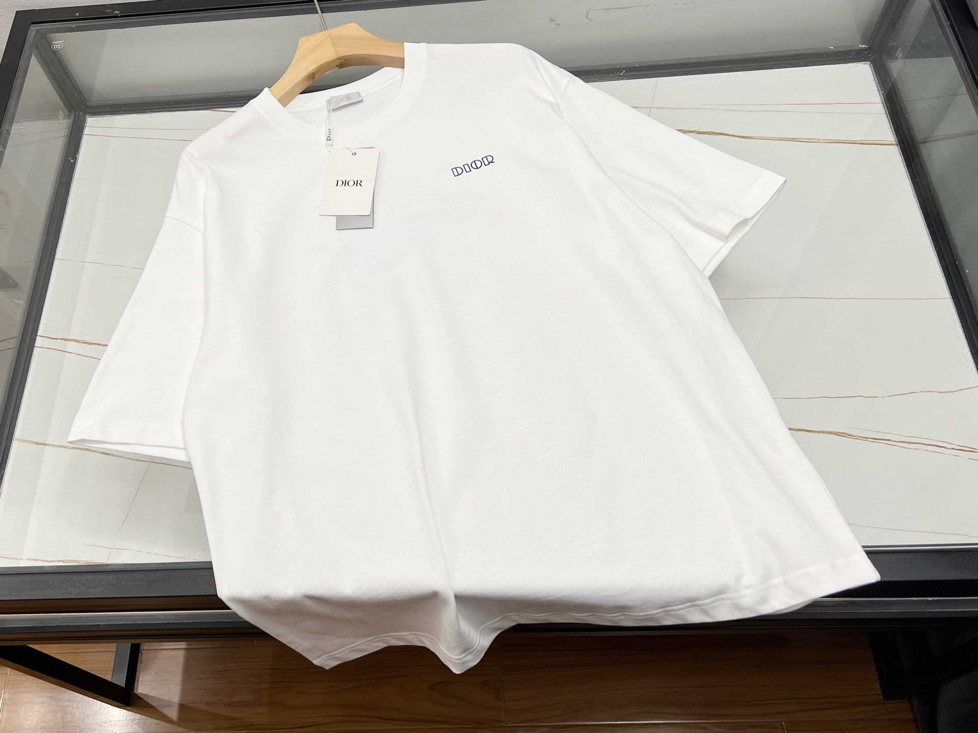 NO:892796,-26SS——CD letter short sleeves, with its unique craftsmanship and fashionable design, have become the highlight of the summer wardrobe. This short sleeve is made of high-quality fabrics, soft and breathable, comfortable to wear, and suitable for various occasions. The exquisite embroidered letters not only show superb craftsmanship skills, but also give the clothes unique personality and charm. The letter patterns are diverse and can be selected according to personal preferences.  Whether it is a simple style of capital letters or an artistic combination of patterns, it can highlight the unique taste of the wearer. The short sleeves are well-fitting and have smooth lines. Whether worn alone or as an inner layer, they can be easily worn and show a fashionable attitude. Whether it is for leisure travel or daily travel, short sleeves with embroidered letters are a fashion item that you cannot miss, making your summer outfit more colorful.  Ready for sale white XS-S-M-L, Dior-clothing, dior, T-shirt,19860909-26SS———CD字母短袖,以其独特的工艺与时尚设计,成为夏日衣橱中的亮点.这款短袖采用优质面料,柔软透气,穿着舒适,适合各种场合搭配.精致的刺绣字母,不仅展现了高超的手工艺技巧,更赋予了衣物独特的个性与魅力.字母图案多样,可根据个人喜好选择,无论是简约风格的大写字母,还是富有艺术感的图案组合,都能彰显穿着者的独特品味.短袖剪裁合身,线条流畅,无论是单穿还是作为内搭,都能轻松驾驭,展现时尚态度.无论是休闲出游,还是日常出行,刺绣字母短袖都是你不容错过的时尚单品,让你的夏日穿搭更加丰富多彩. 现货发售白色XS-S-M-L,迪奥-服装,dior,T-shirt,,Women's clothing