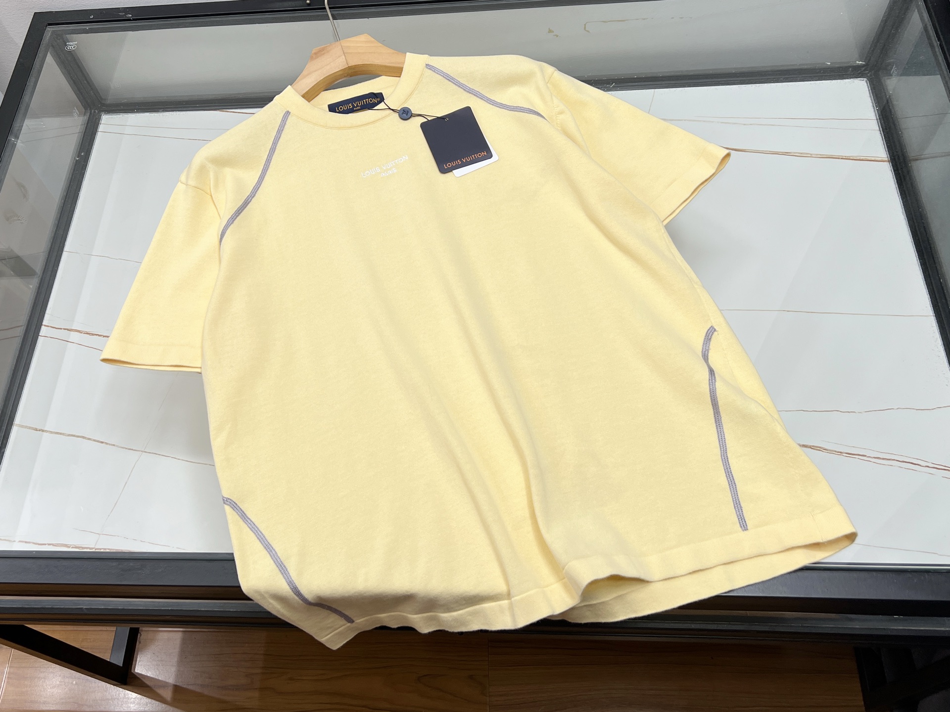 NO:892787,-26SS——Knitted short sleeves with embroidered letters, a clever combination of exquisite craftsmanship and casual style. The delicate knitted fabric is soft and skin-friendly, comfortable to wear next to the body, and has good breathability, allowing you to enjoy the refreshing feeling in summer. The short sleeves are neatly designed, exposing slender arms, adding a bit of agility. The exquisite embroidered letters on the chest are the finishing touch, with delicate stitching and colorful  The color combination is harmonious, simple or individual, injecting fashionable vitality into the overall look. Whether it is paired with jeans to show a casual and free look; or with a skirt to highlight the elegant temperament, it can easily do the job. Whether it is for daily outings, gatherings with friends, or commuting to work, this knitted short-sleeve with embroidered letters is your best choice to wear, allowing you to easily become the focus of the crowd.  Available now in khaki S-XL, Louis Vuitton-clothing, louis vuitton, skirts, jeans, T-shirt,19860909-26SS———刺绣字母针织短袖,将精致工艺与休闲风格巧妙融合.细腻的针织面料柔软亲肤,贴身穿着舒适自在,透气性佳,让你在夏日也能畅享清爽.短袖设计利落大方,露出纤细手臂,增添几分灵动.胸前精致的刺绣字母是点睛之笔,针法细腻,色彩搭配和谐,或简约或个性,为整体造型注入时尚活力.无论是搭配牛仔裤,展现随性洒脱；还是配半身裙,凸显优雅气质,它都能轻松胜任.无论是日常出街、朋友聚会,还是通勤办公,这件刺绣字母针织短袖都是你的绝佳穿搭选择,让你轻松成为人群焦点. 现货发售卡其色S-XL,路易威登-服装,louis vuitton,skirts,jeans,T-shirt,,Women's clothing