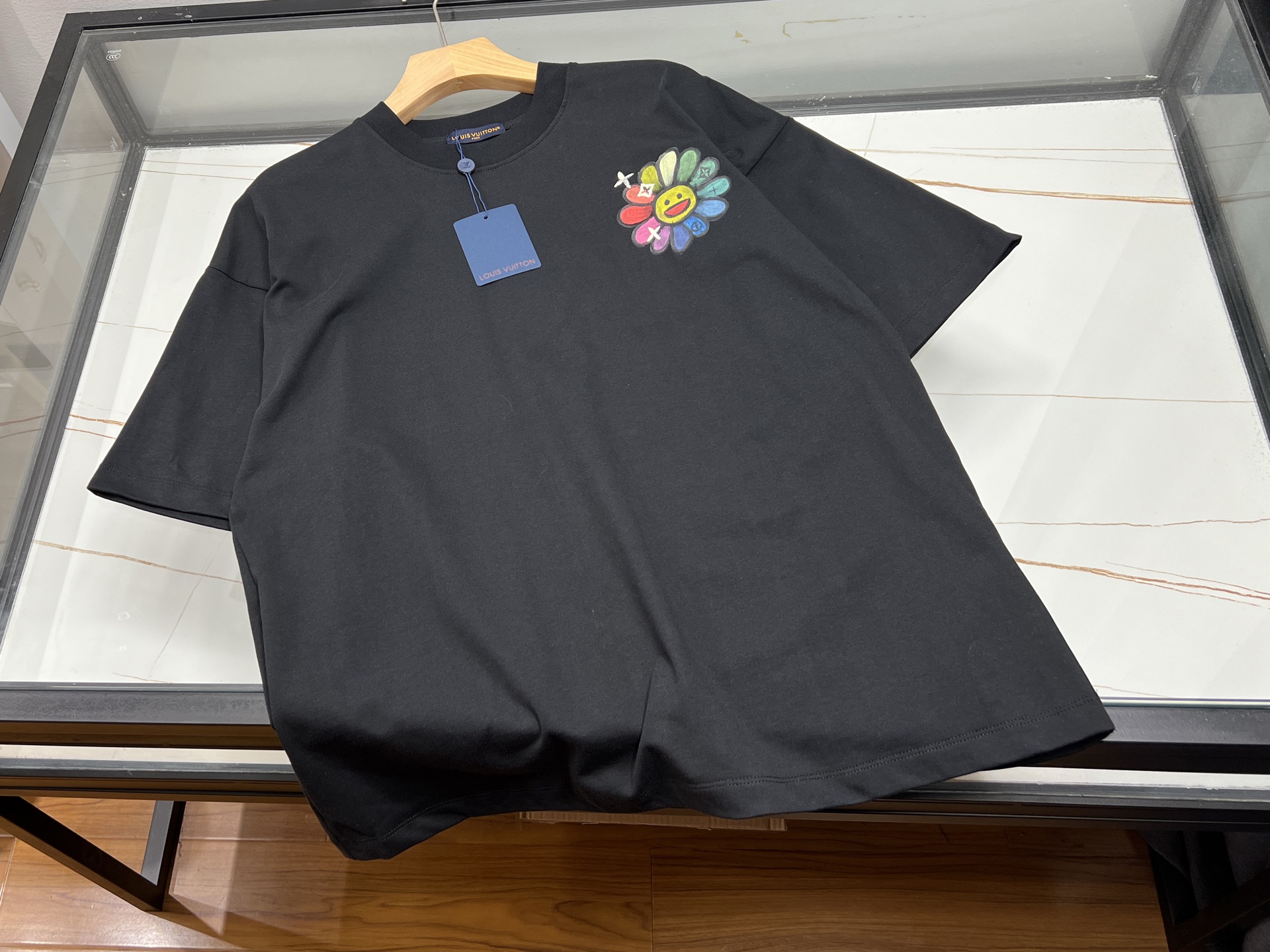 NO:892781,-26SS - Letter short sleeves, with its unique craftsmanship and fashionable design, have become the highlight of the summer wardrobe. This short sleeve is made of high-quality fabrics, soft and breathable, comfortable to wear, and suitable for various occasions. The exquisite embroidered letters not only show superb craftsmanship skills, but also give the clothes unique personality and charm. The letter patterns are diverse and can be selected according to personal preferences, no matter what  Whether it is a simple style of capital letters or an artistic combination of patterns, it can highlight the unique taste of the wearer. The short sleeves are well-fitting and have smooth lines. Whether worn alone or as an inner layer, they can be easily worn and show a fashionable attitude. Whether it is for leisure travel or daily travel, short sleeves with embroidered letters are a fashion item that you cannot miss, making your summer outfit more colorful.  Available now in two colors S-XL, Louis Vuitton-clothing, Louis Vuitton, T-shirt,19860909-26SS———字母短袖,以其独特的工艺与时尚设计,成为夏日衣橱中的亮点.这款短袖采用优质面料,柔软透气,穿着舒适,适合各种场合搭配.精致的刺绣字母,不仅展现了高超的手工艺技巧,更赋予了衣物独特的个性与魅力.字母图案多样,可根据个人喜好选择,无论是简约风格的大写字母,还是富有艺术感的图案组合,都能彰显穿着者的独特品味.短袖剪裁合身,线条流畅,无论是单穿还是作为内搭,都能轻松驾驭,展现时尚态度.无论是休闲出游,还是日常出行,刺绣字母短袖都是你不容错过的时尚单品,让你的夏日穿搭更加丰富多彩. 现货发售二色S-XL,路易威登-服装,louis vuitton,T-shirt,,Women's clothing