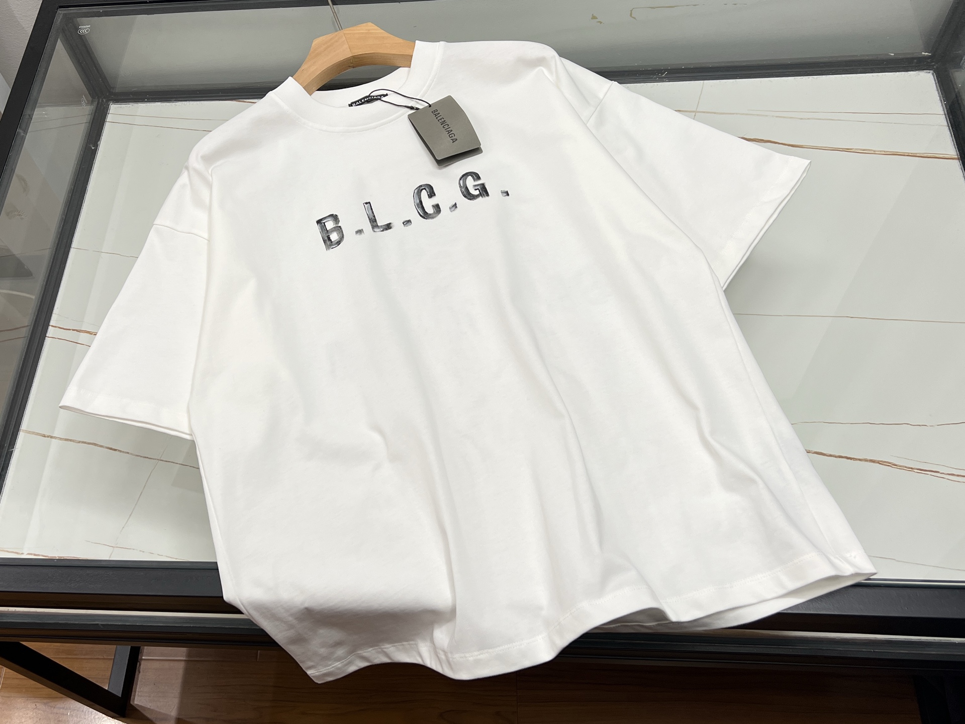 NO:897501,-26SS—Graphic-printed letter short-sleeves are a statement of personality in summer fashion. Graphic-printed letter short-sleeves are an indispensable fashion item in the summer wardrobe. It cleverly combines interesting patterns with personalized letters to create unique fashion sparks. The pattern designs are rich and diverse, either cute and playful cartoon images, or abstract art line combinations, which instantly break the monotony and add vitality to the overall look. Paired with letter prints of different styles, whether it is simple English words or trendy graffiti fonts, it highlights the unique taste of the wearer.  Wear it, walk on the streets in summer, and easily become the focus of the crowd. Pair it with casual shorts to show your youthful vitality; pair it with jeans, and it will be more casual and free. Whether it is a daily outing or a gathering with friends, the graphic printed letter short sleeves can make you confident and release your unique charm. Available in stock in two colors S- XL, Balenciaga-clothing, balenciaga, shorts, jeans, T-shirt,19860909-26SS—图案印花字母短袖夏日时尚的个性宣言 图案印花字母短袖,是夏日衣橱里不可或缺的时尚单品.它将趣味图案与个性字母巧妙融合,碰撞出独特的时尚火花. 图案设计丰富多样,或是可爱俏皮的卡通形象,或是抽象艺术的线条组合,瞬间打破单调,为整体造型增添活力.搭配上风格各异的字母印花,无论是简约的英文单词,还是潮流的涂鸦字体,都彰显着穿着者的独特品味. 穿上它,漫步在夏日的街头,轻松成为人群焦点.搭配休闲短裤,尽显青春活力；配上牛仔裤,则多了几分随性洒脱.无论是日常出游还是朋友聚会,图案印花字母短袖都能让你自信满满,释放独特魅力. 现货发售二色S- XL,巴黎世家-服装,balenciaga,shorts,jeans,T-shirt,,Women's clothing