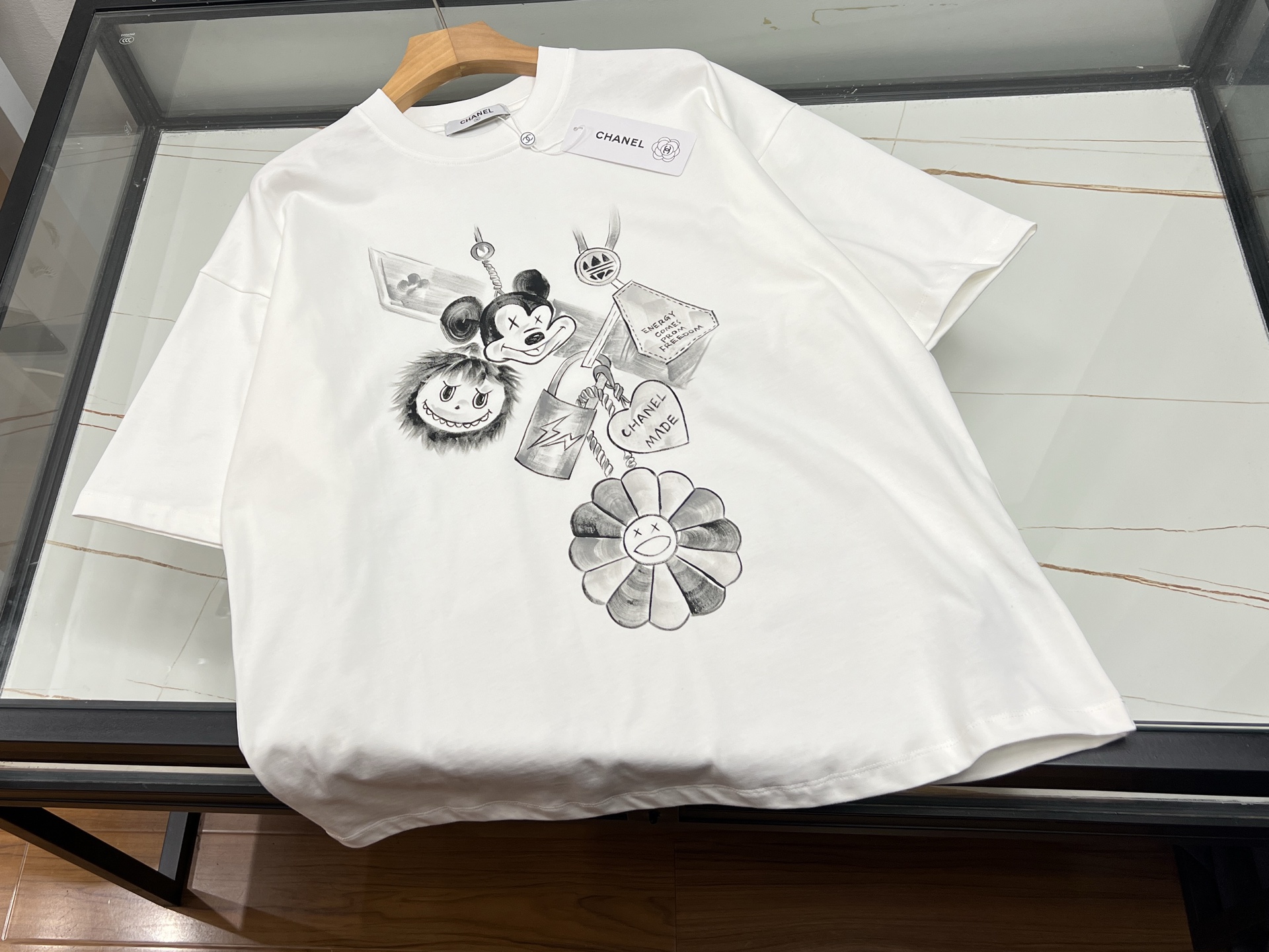 NO:897494,-26SS - Letter short sleeves, with its unique craftsmanship and fashionable design, have become the highlight of the summer wardrobe. This short sleeve is made of high-quality fabrics, soft and breathable, comfortable to wear, and suitable for various occasions. The exquisite embroidered letters not only show superb craftsmanship skills, but also give the clothes unique personality and charm. The letter patterns are diverse and can be selected according to personal preferences, no matter what  Whether it is a simple style of capital letters or an artistic combination of patterns, it can highlight the unique taste of the wearer. The short sleeves are well-fitting and have smooth lines. Whether worn alone or as an inner layer, they can be easily worn and show a fashionable attitude. Whether it is for leisure travel or daily travel, short sleeves with embroidered letters are a fashion item that you cannot miss, making your summer outfit more colorful.  Ready for sale in two colors S-XL, Chanel-clothing, chanel, T-shirt,19860909-26SS———字母短袖,以其独特的工艺与时尚设计,成为夏日衣橱中的亮点.这款短袖采用优质面料,柔软透气,穿着舒适,适合各种场合搭配.精致的刺绣字母,不仅展现了高超的手工艺技巧,更赋予了衣物独特的个性与魅力.字母图案多样,可根据个人喜好选择,无论是简约风格的大写字母,还是富有艺术感的图案组合,都能彰显穿着者的独特品味.短袖剪裁合身,线条流畅,无论是单穿还是作为内搭,都能轻松驾驭,展现时尚态度.无论是休闲出游,还是日常出行,刺绣字母短袖都是你不容错过的时尚单品,让你的夏日穿搭更加丰富多彩. 现货发售二色S-XL,香奈儿-服装,chanel,T-shirt,,Women's clothing