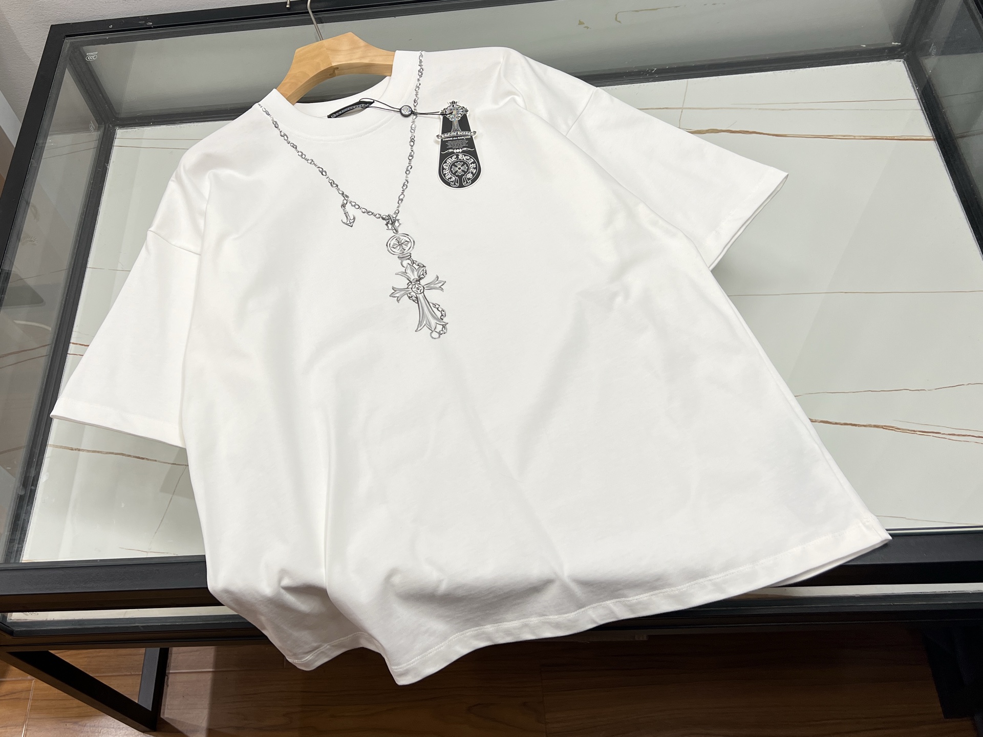 NO:897487,-26SS - Letter short sleeves, with its unique craftsmanship and fashionable design, have become the highlight of the summer wardrobe. This short sleeve is made of high-quality fabrics, soft and breathable, comfortable to wear, and suitable for various occasions. The exquisite embroidered letters not only show superb craftsmanship skills, but also give the clothes unique personality and charm. The letter patterns are diverse and can be selected according to personal preferences, no matter what  Whether it is a simple style of capital letters or an artistic combination of patterns, it can highlight the unique taste of the wearer. The short sleeves are well-fitting and have smooth lines. Whether worn alone or as an inner layer, they can be easily worn and show a fashionable attitude. Whether it is for leisure travel or daily travel, short sleeves with embroidered letters are a fashion item that you cannot miss, making your summer outfit more colorful.  Ready for sale in two colors S-XL, chrome hearts-clothing, chrome hearts, T-shirt,19860909-26SS———字母短袖,以其独特的工艺与时尚设计,成为夏日衣橱中的亮点.这款短袖采用优质面料,柔软透气,穿着舒适,适合各种场合搭配.精致的刺绣字母,不仅展现了高超的手工艺技巧,更赋予了衣物独特的个性与魅力.字母图案多样,可根据个人喜好选择,无论是简约风格的大写字母,还是富有艺术感的图案组合,都能彰显穿着者的独特品味.短袖剪裁合身,线条流畅,无论是单穿还是作为内搭,都能轻松驾驭,展现时尚态度.无论是休闲出游,还是日常出行,刺绣字母短袖都是你不容错过的时尚单品,让你的夏日穿搭更加丰富多彩. 现货发售二色S-XL,克罗心-服装,chrome hearts,T-shirt,,Women's clothing