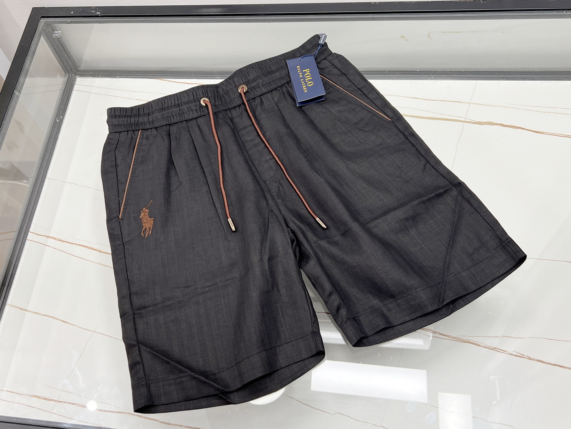 NO:897480,-26SS - PLO letter embroidered casual pants, unlocking casual summer fashion. These letter embroidered casual pants are a treasured item in the summer wardrobe. The overall lines of the pants are neat and smooth, and the length of the pants is just right. It is cool and neat, and there is no sense of restraint when moving.  The most eye-catching thing is undoubtedly the exquisite letter embroidery. The stitching is delicate and the letters are three-dimensional and full, which adds personality and artistic touch to the simple pants. The fabric is skin-friendly and breathable, soft and comfortable to wear next to the body, and has good sweat absorption, keeping you dry even in the hot summer.  In terms of matching, it can be called a 'universal match'. Paired with a simple white T, it is refreshing and youthful; paired with a printed shirt, it is full of fashion; paired with a pair of casual sneakers, it can easily create a street trend, whether it is daily outing or sports and fitness, it can make you comfortable and fashionable. Available in stock, black XS-S-M-L, men's clothing, sneakers, shirts,19860909-26SS———PLO字母刺绣休闲中裤,解锁夏日随性时尚 这条字母刺绣休闲中裤,是夏日衣橱的宝藏单品.裤身整体线条利落流畅,中裤长度恰到好处,既凉爽又显利落,活动起来毫无束缚感. 最吸睛的当属那精致的字母刺绣,针法细腻,字母立体饱满,为简约的裤子增添了个性与艺术感.面料亲肤透气,贴身穿柔软舒适,吸汗性佳,即使夏日炎炎也能保持干爽. 搭配上,它堪称“万能搭子”.配简约白T,清爽又青春；搭印花衬衫,时尚感拉满；配上一双休闲运动鞋,轻松打造街头潮流风,无论是日常出街还是运动健身,都能让你自在又时髦. 现货发售黑色XS-S-M-L,男装,sneakers,shirts,,Women's clothing