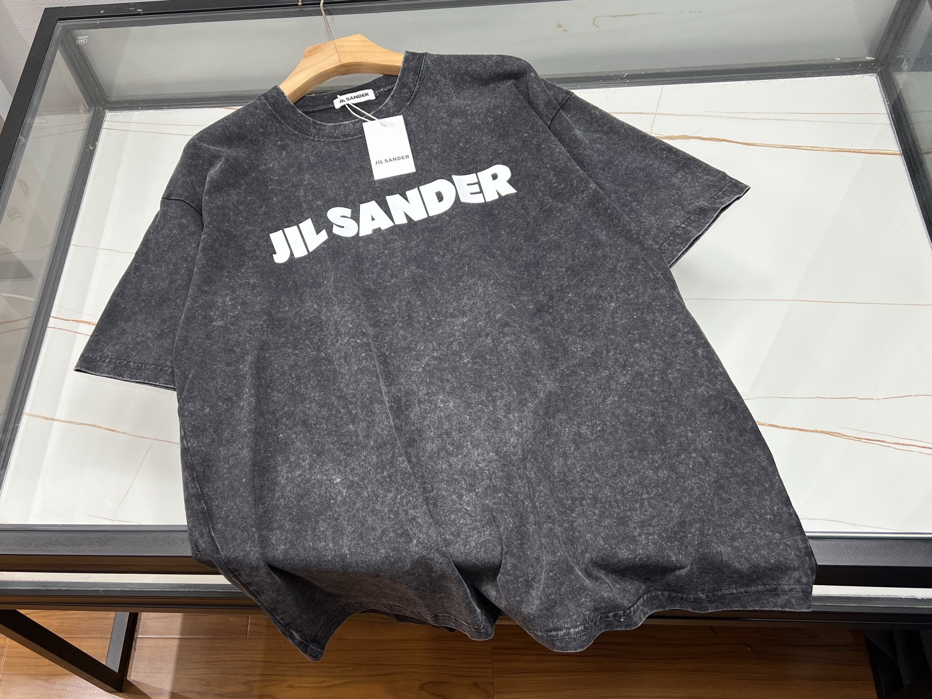 NO:897450,-26SS——jia letter washed distressed short-sleeved T-shirt is a fashion item suitable for both men and women, which perfectly combines retro and modern trend elements. It is made of high-quality fabrics and processed with a special washing process to show a natural distressed effect, which not only enhances the texture of the clothes, but also gives each piece a unique appearance. The letter pattern on the body is simple yet individual. After slight wear and tear, it shows the traces of time and highlights the  The unique taste of the wearer. The short-sleeved design is suitable for spring and summer. It is cool and comfortable. The loose-fitting cut is suitable for both men and women regardless of body shape. When paired with jeans, casual pants or skirts, you can easily create a casual and natural street style. Whether it is daily travel, gatherings with friends or casual sports, this short-sleeved T-shirt is your ideal choice, allowing you to stand out from the crowd and show your extraordinary charm.  Available now in two colors XS-S-M-L, men's and women's clothing, skirts, jeans, T-shirts, tees, t-shirts,19860909-26SS———jia字母水洗做旧短袖T恤,是男女皆宜的时尚单品,完美融合了复古与现代潮流元素.采用优质面料,经过特殊水洗工艺处理,呈现出自然做旧效果,不仅增强了衣物的质感,还让每一件都拥有独一无二的外观.衣身上的字母图案,简约而不失个性,通过轻微磨损处理,更显岁月痕迹,彰显穿着者的独特品味.短袖设计,适合春夏季节穿着,既凉爽又舒适.宽松的版型剪裁,不挑身材,无论男女都能轻松驾驭,搭配牛仔裤、休闲裤或是半身裙,都能轻松打造出随性自然的街头风格.无论是日常出行、朋友聚会还是休闲运动,这款短袖T恤都是你的理想选择,让你在人群中脱颖而出,展现不凡魅力. 现货发售二色XS-S-M-L,男装女装,skirts,jeans,T-shirt,tees，t-shirt,,Women's clothing